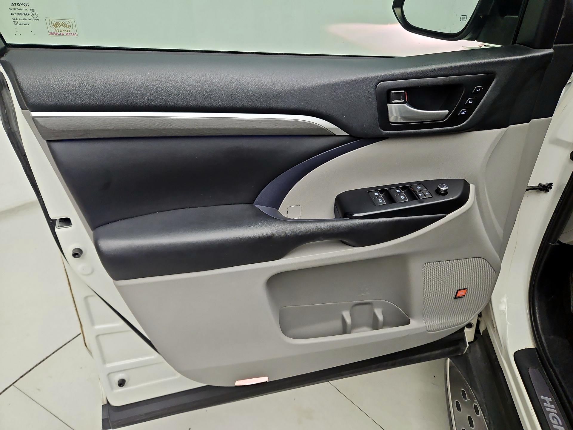 Thumbnail: 2019 Toyota Highlander - 12