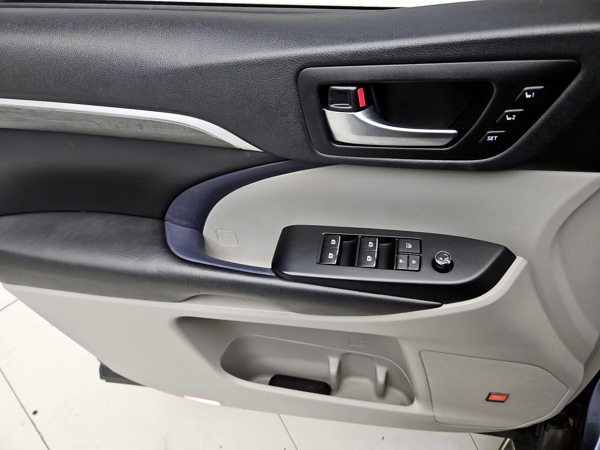 Thumbnail: 2019 Toyota Highlander - 12