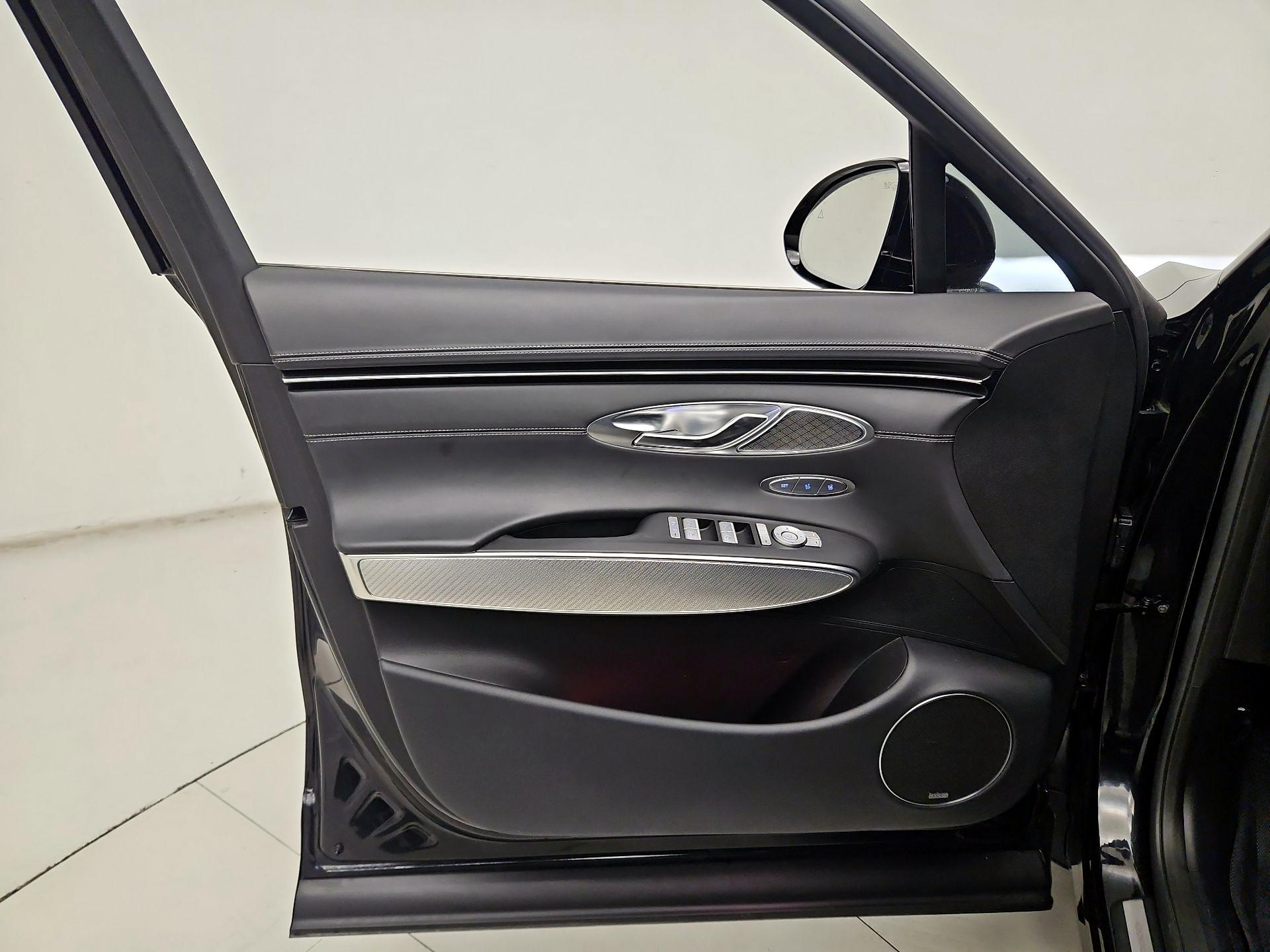 Thumbnail: 2025 Genesis GV70 - 12
