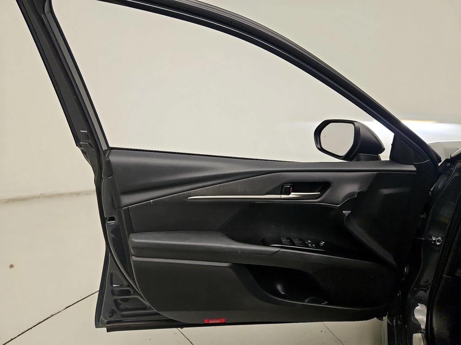 2025 Toyota Camry SE - Photo 13