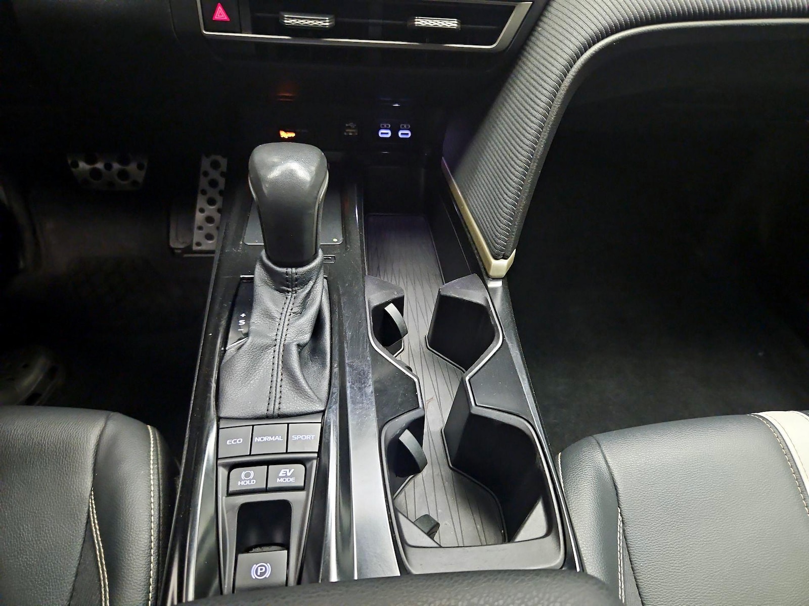 2025 Toyota Camry SE - Photo 17