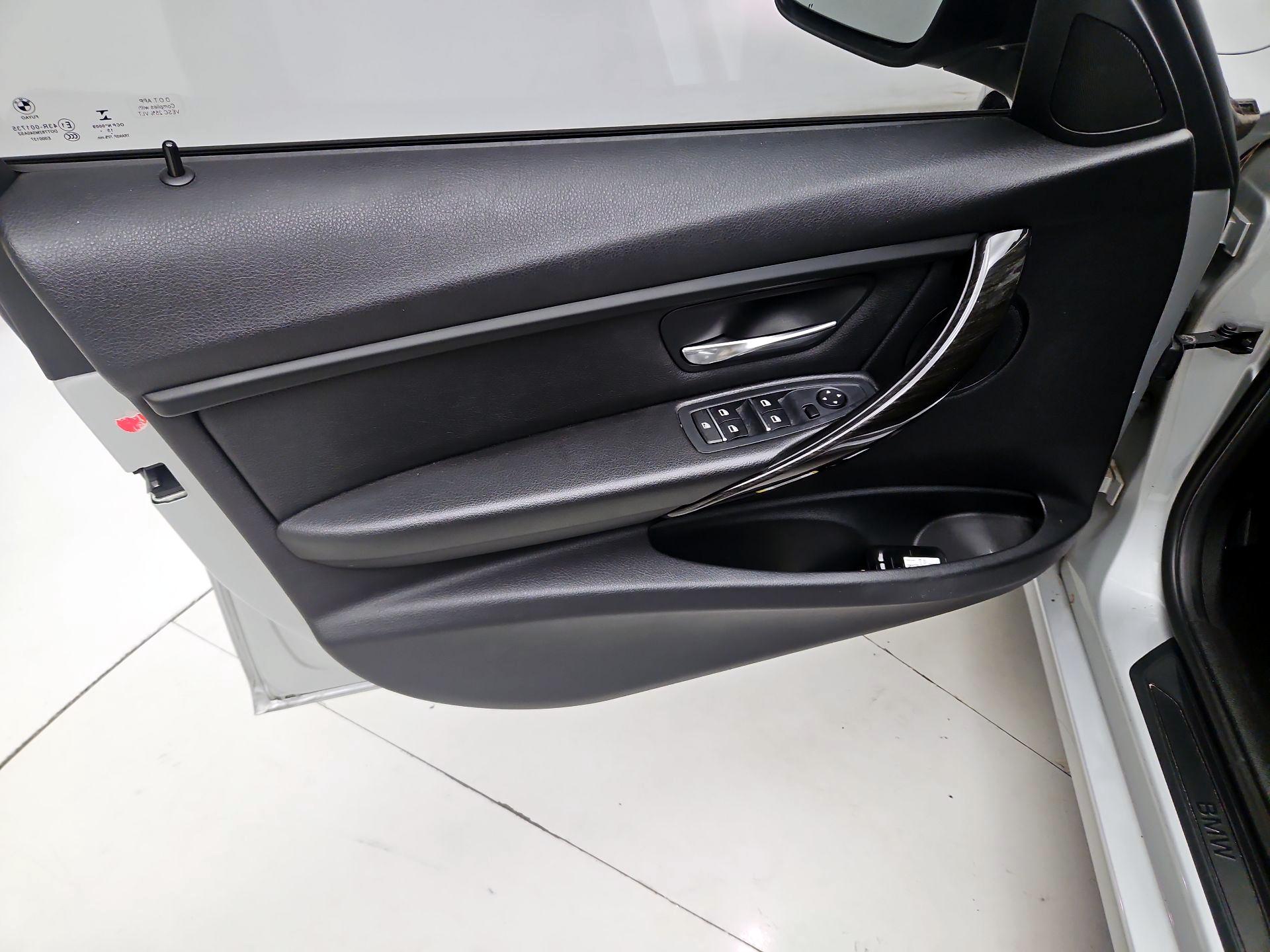 Thumbnail: 2016 BMW 3 Series - 12