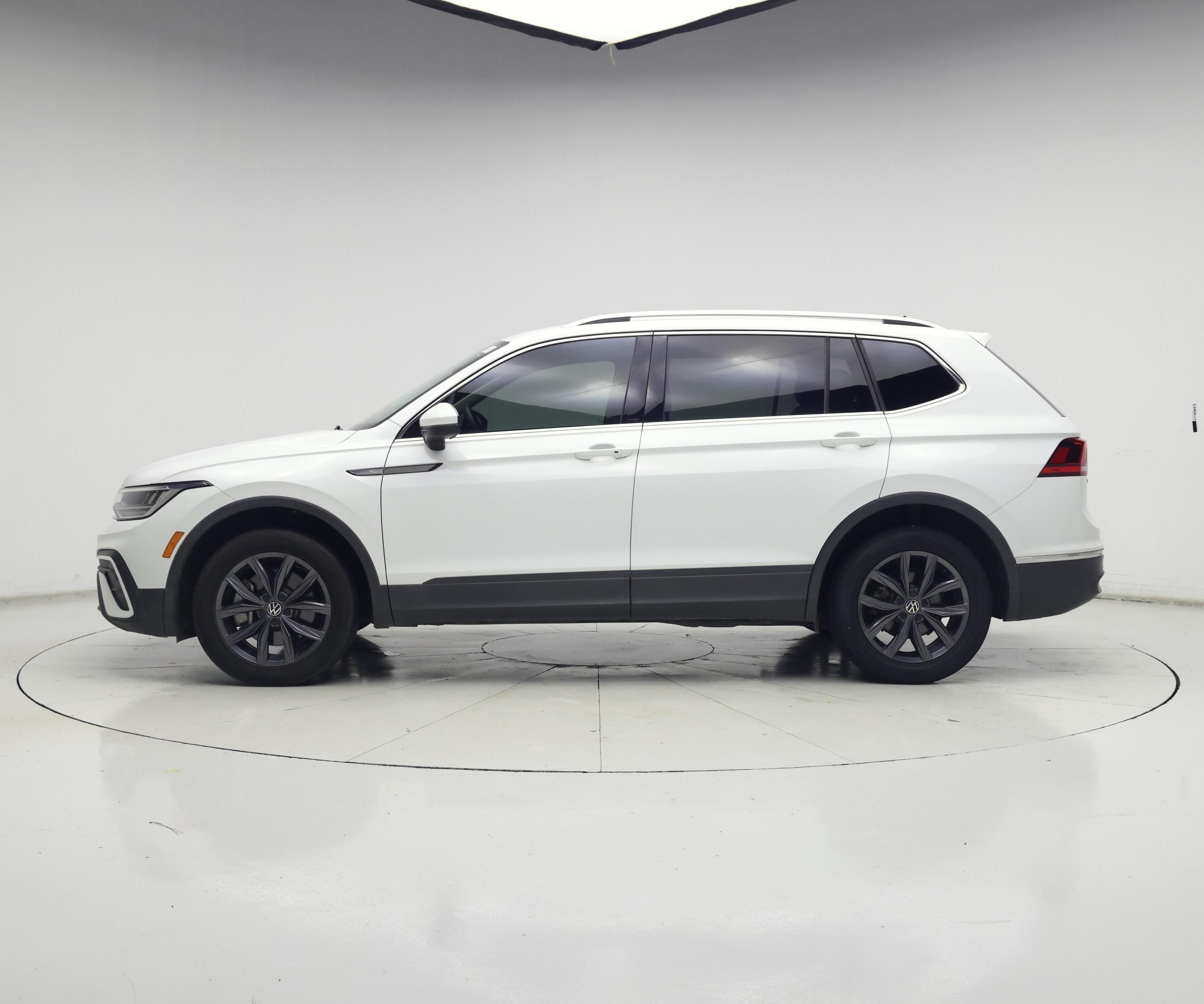Thumbnail: 2022 Volkswagen Tiguan - 3