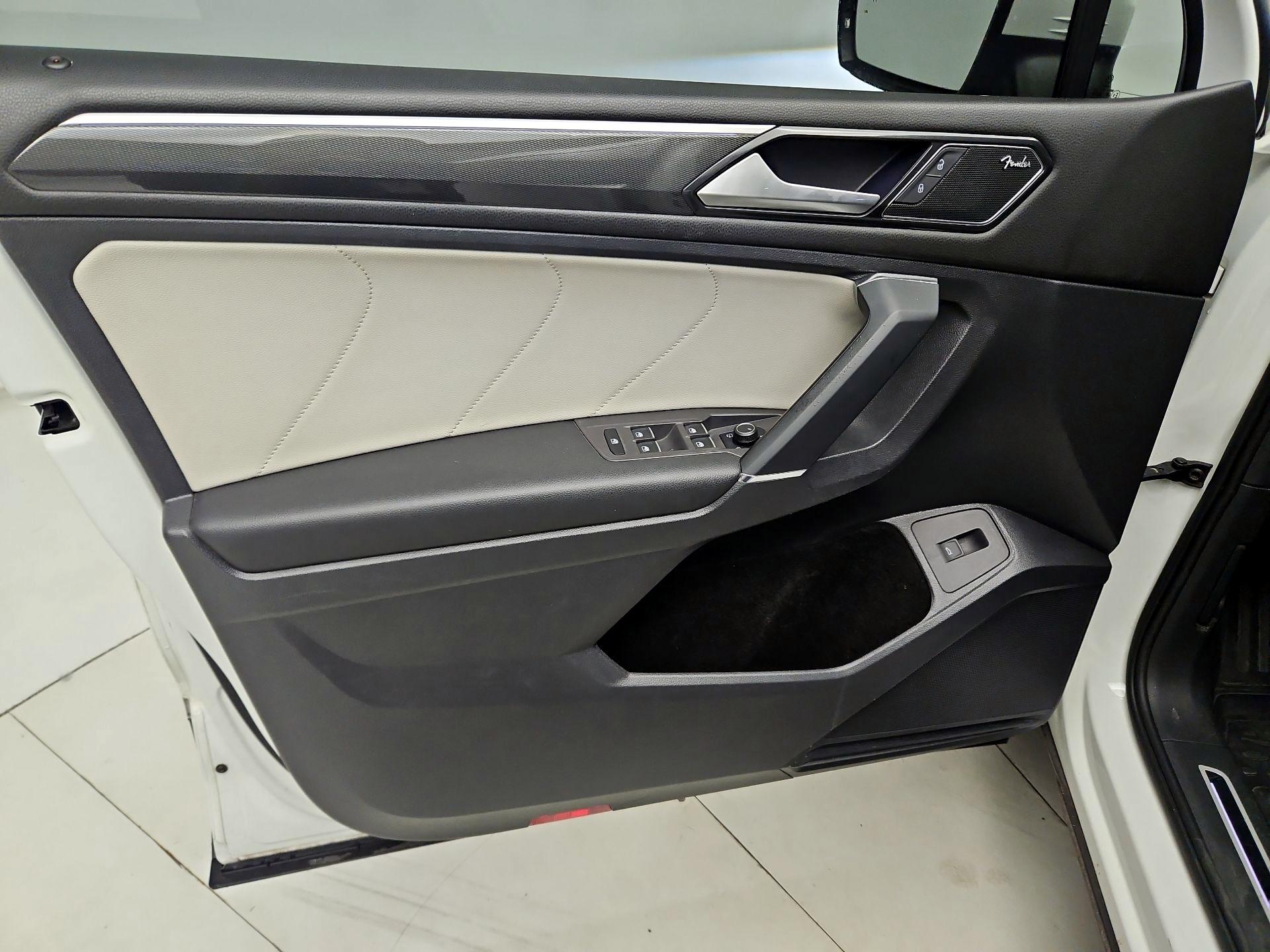 Thumbnail: 2018 Volkswagen Tiguan - 12