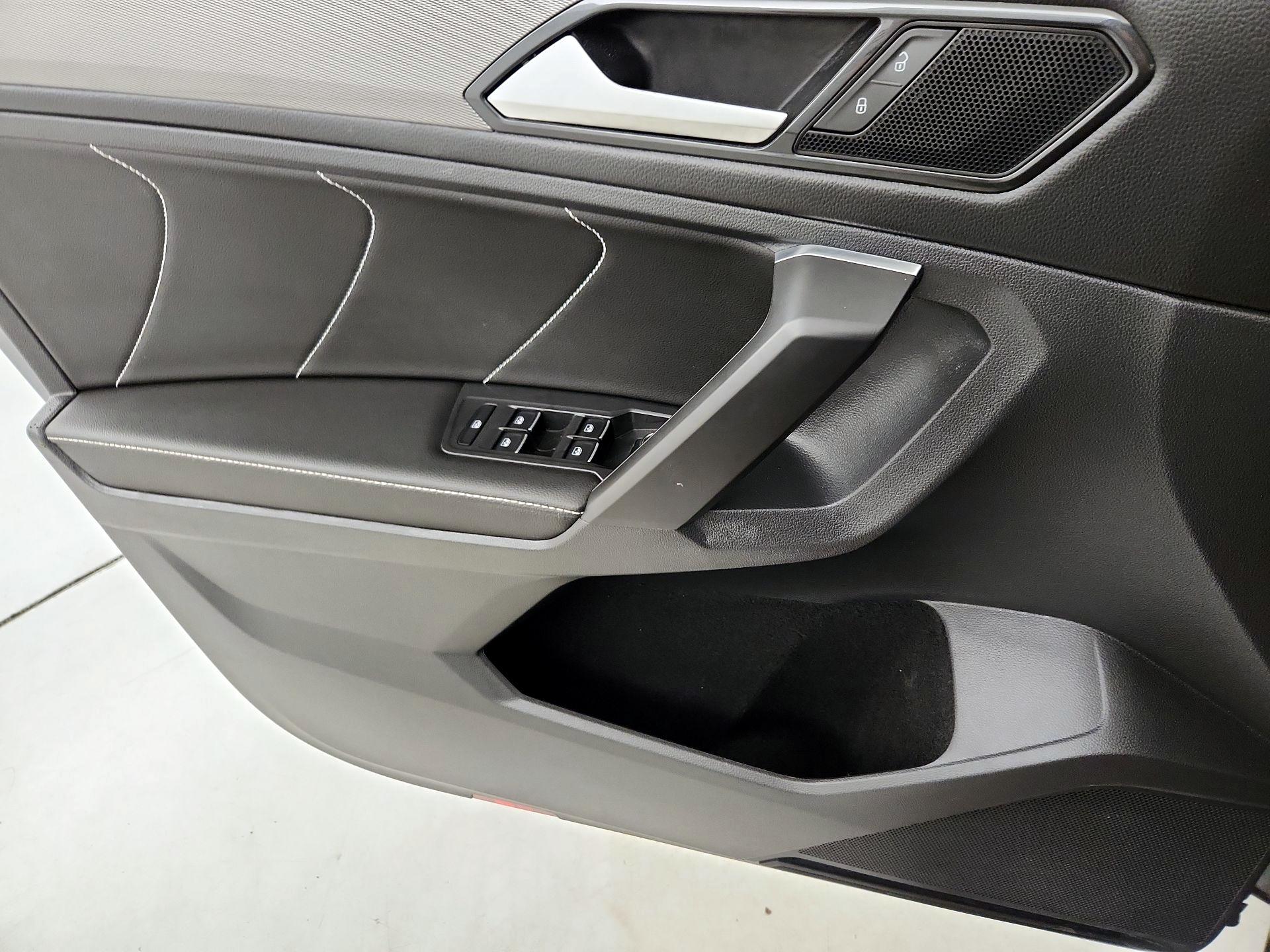 Thumbnail: 2023 Volkswagen Tiguan - 12