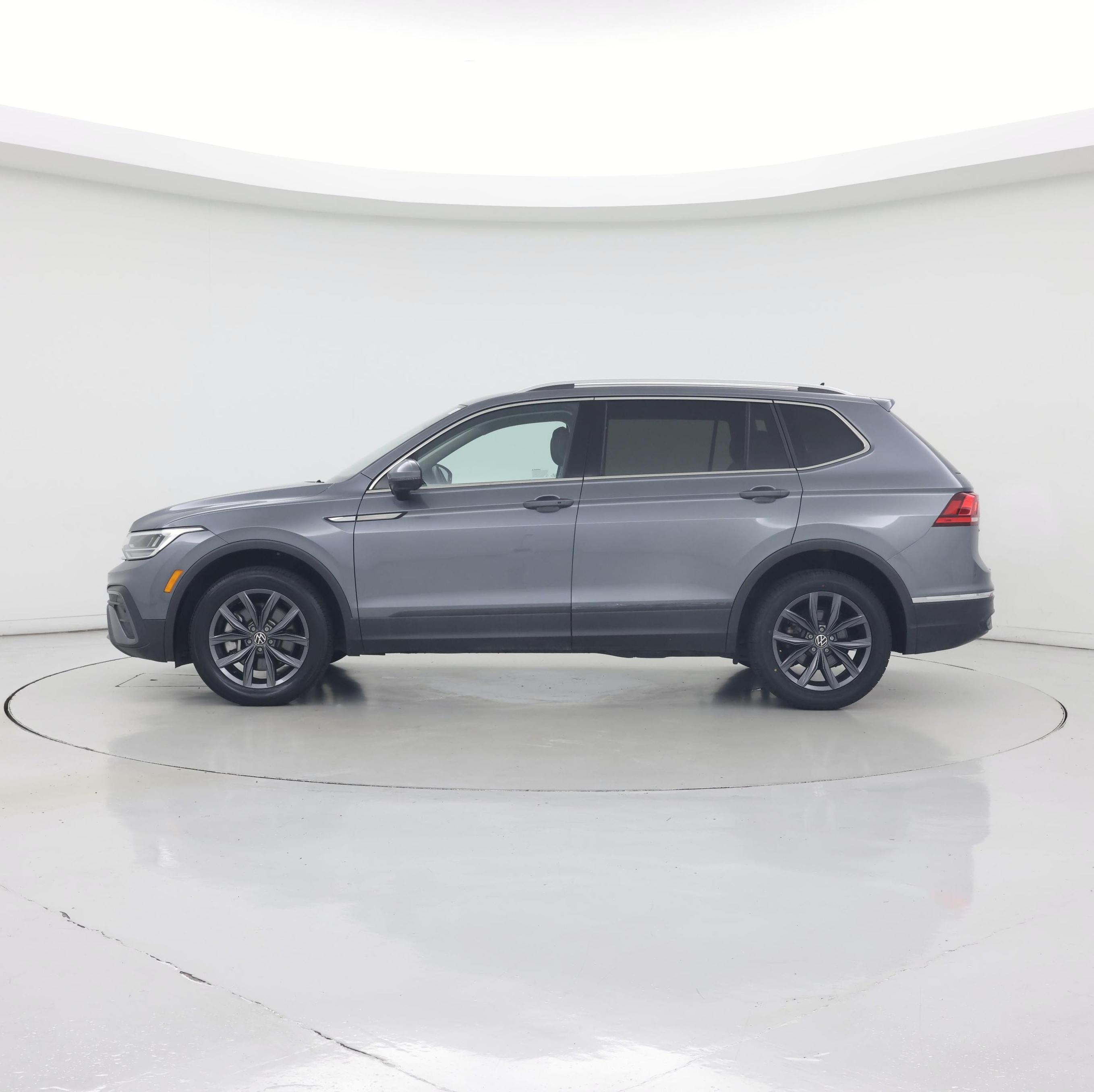 Thumbnail: 2023 Volkswagen Tiguan - 3
