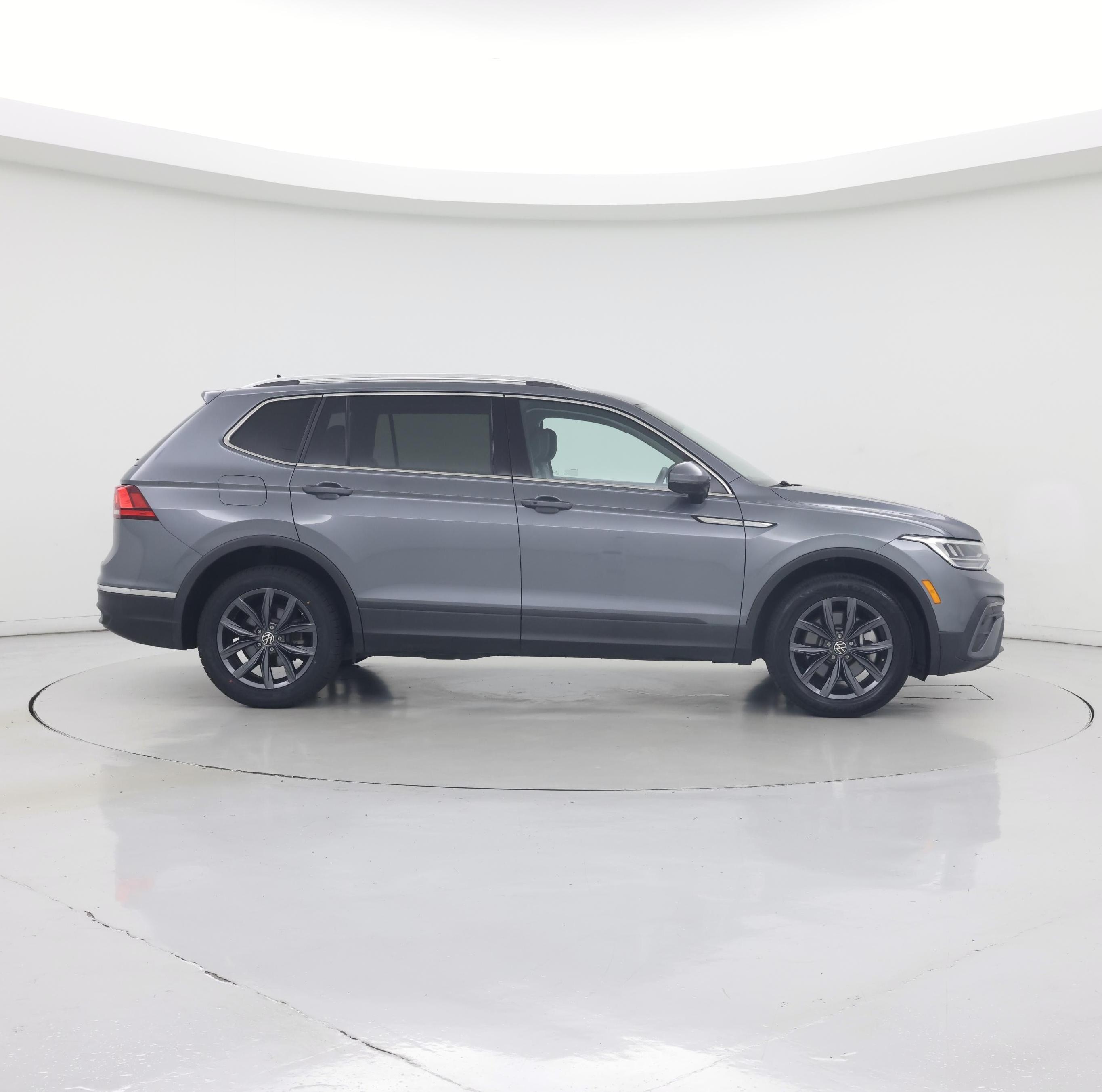 Thumbnail: 2023 Volkswagen Tiguan - 7