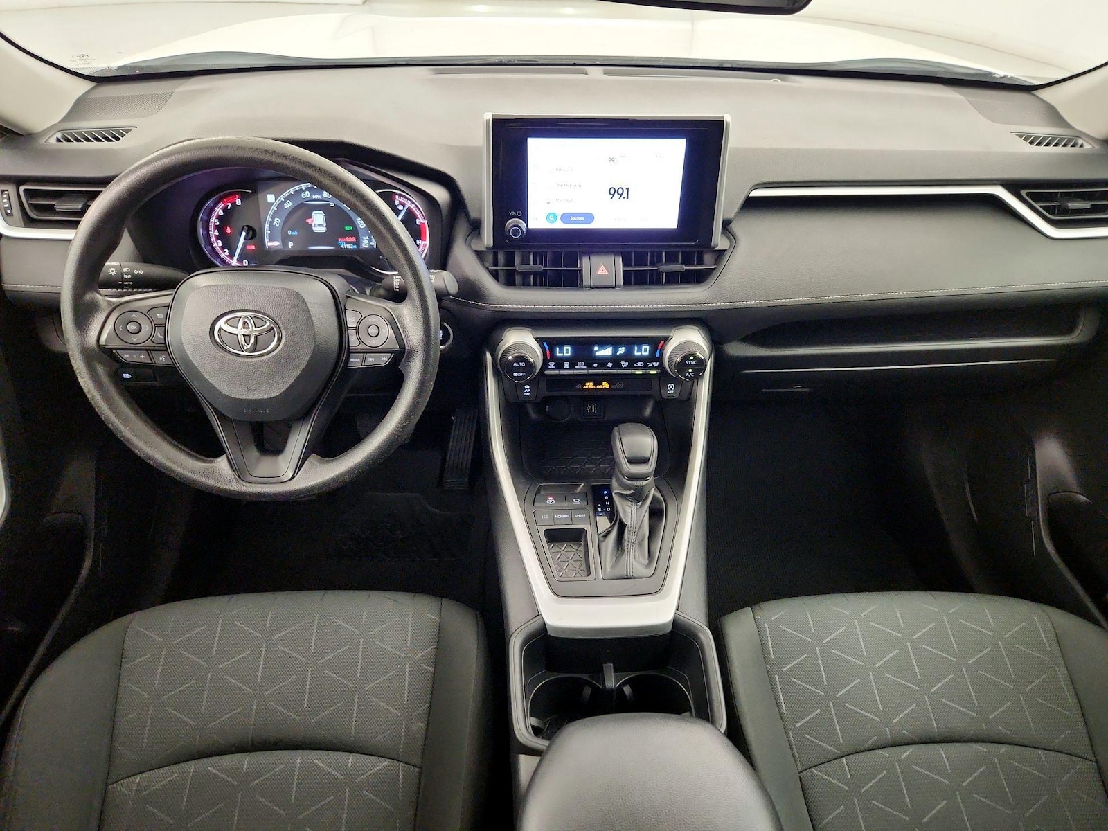 2024 Toyota RAV4 XLE - Photo 10