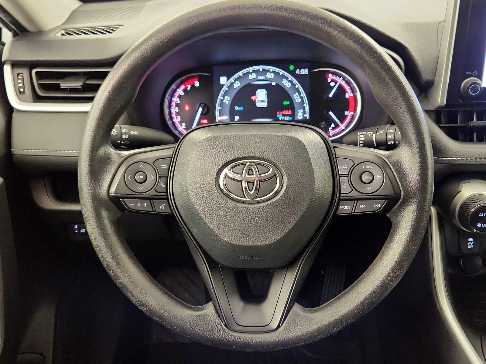 2024 Toyota RAV4 XLE - Photo 11