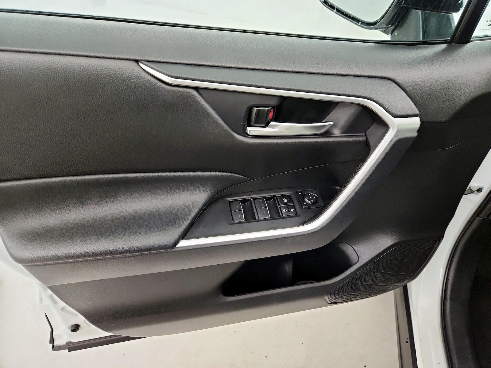 2024 Toyota RAV4 XLE - Photo 13