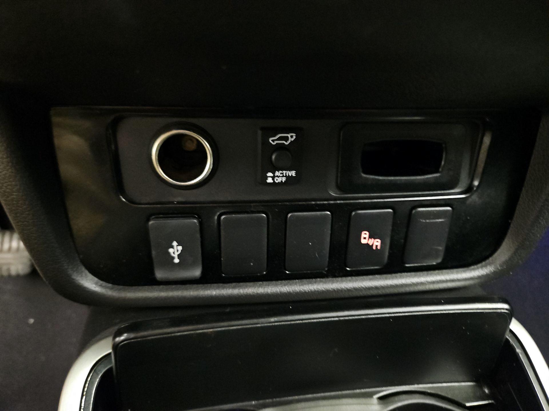 Thumbnail: 2019 Mitsubishi Outlander - 18