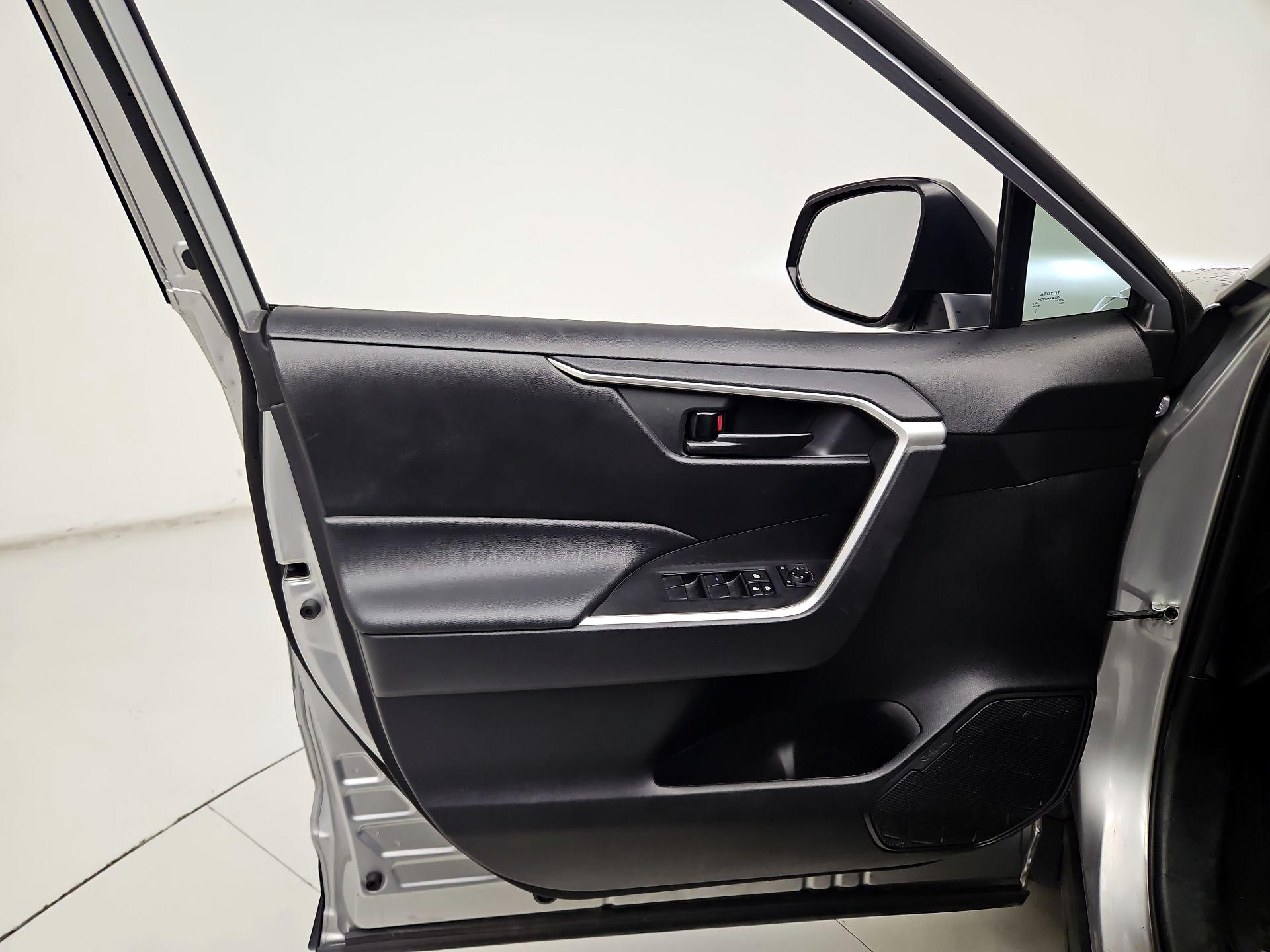 Thumbnail: 2020 Toyota RAV4 - 12