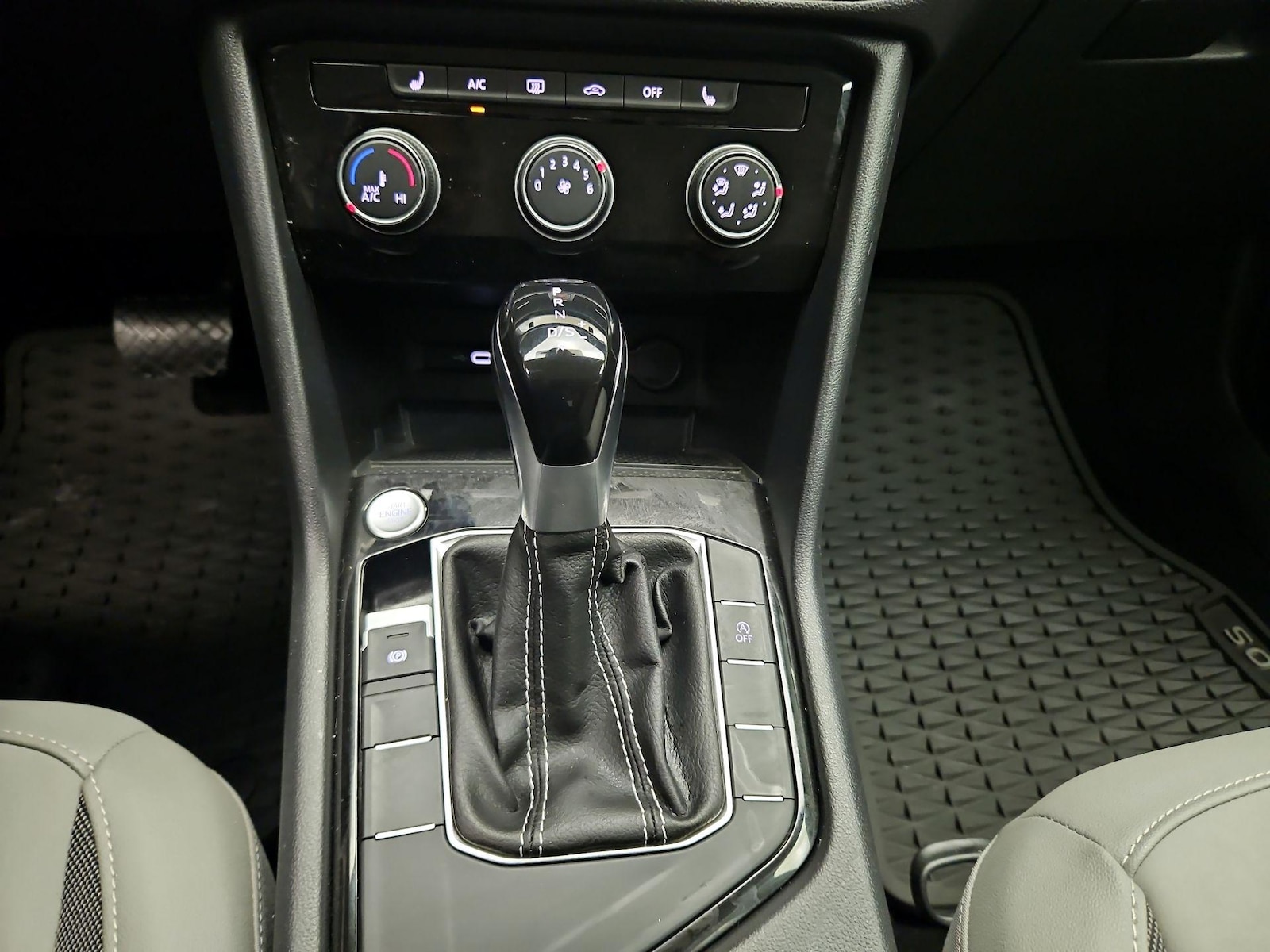 2023 Volkswagen Taos SE - Photo 18