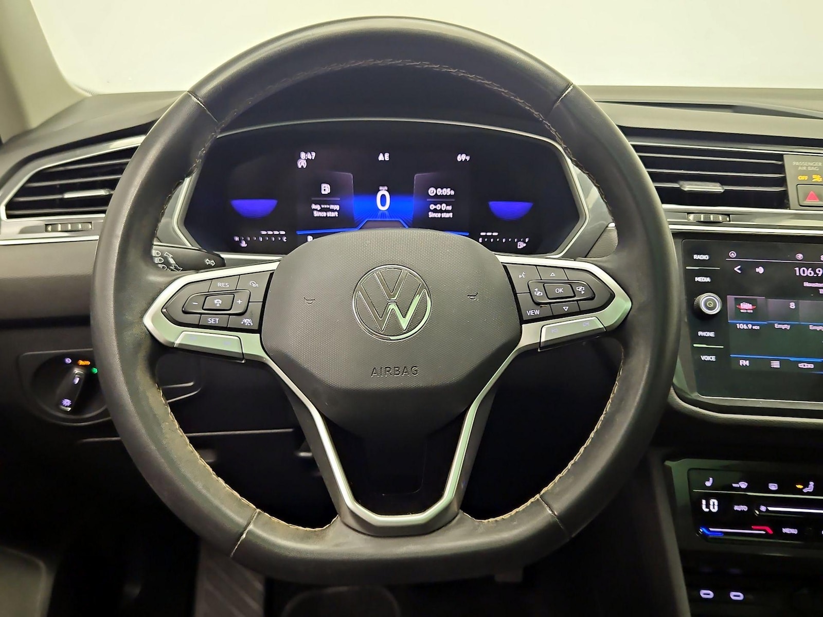 2023 Volkswagen Tiguan SE - Photo 11
