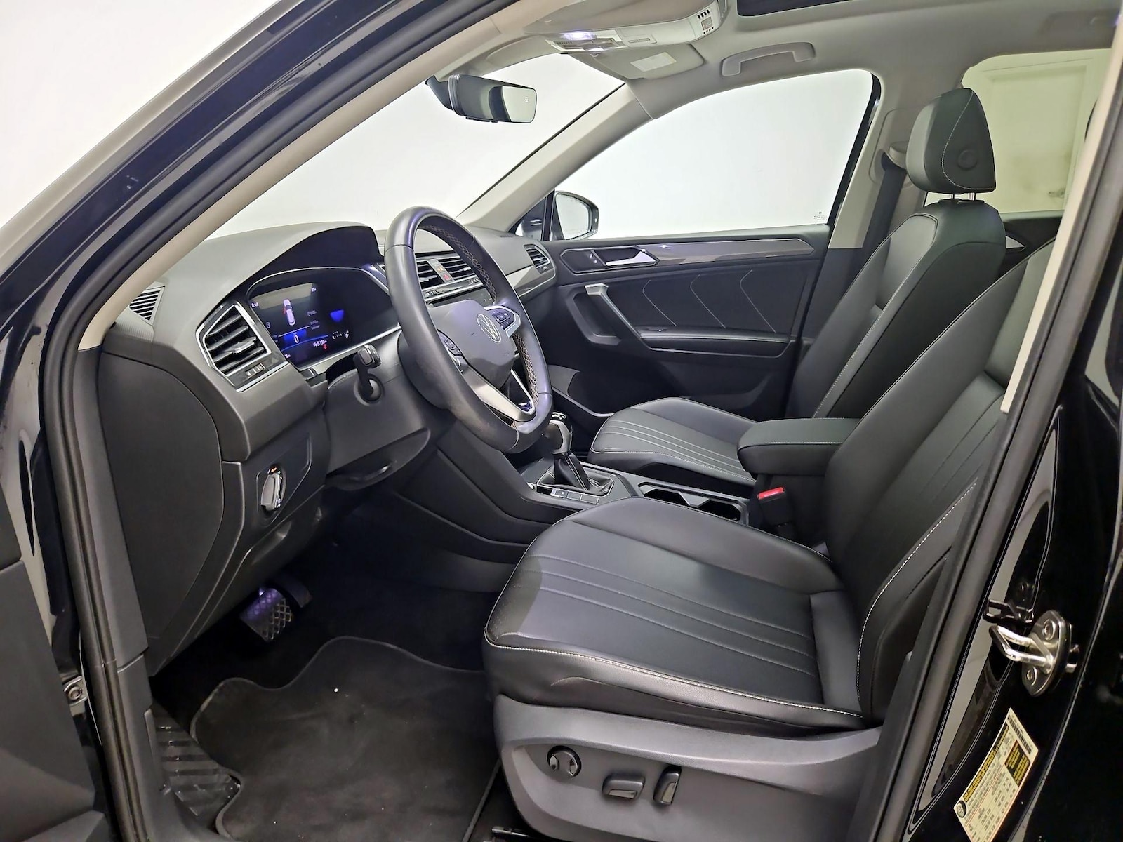 2023 Volkswagen Tiguan SE - Photo 12