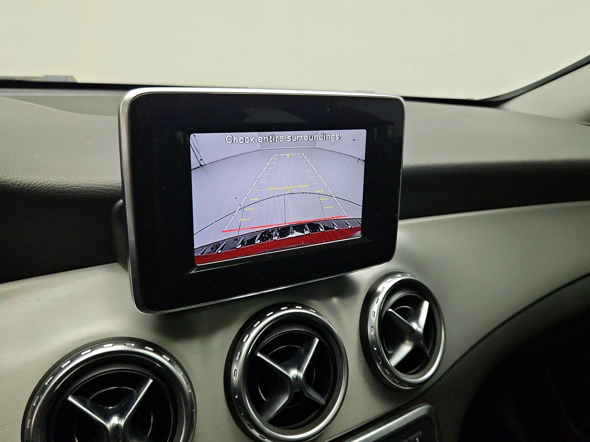 Thumbnail: 2015 Mercedes-Benz GLA - 15