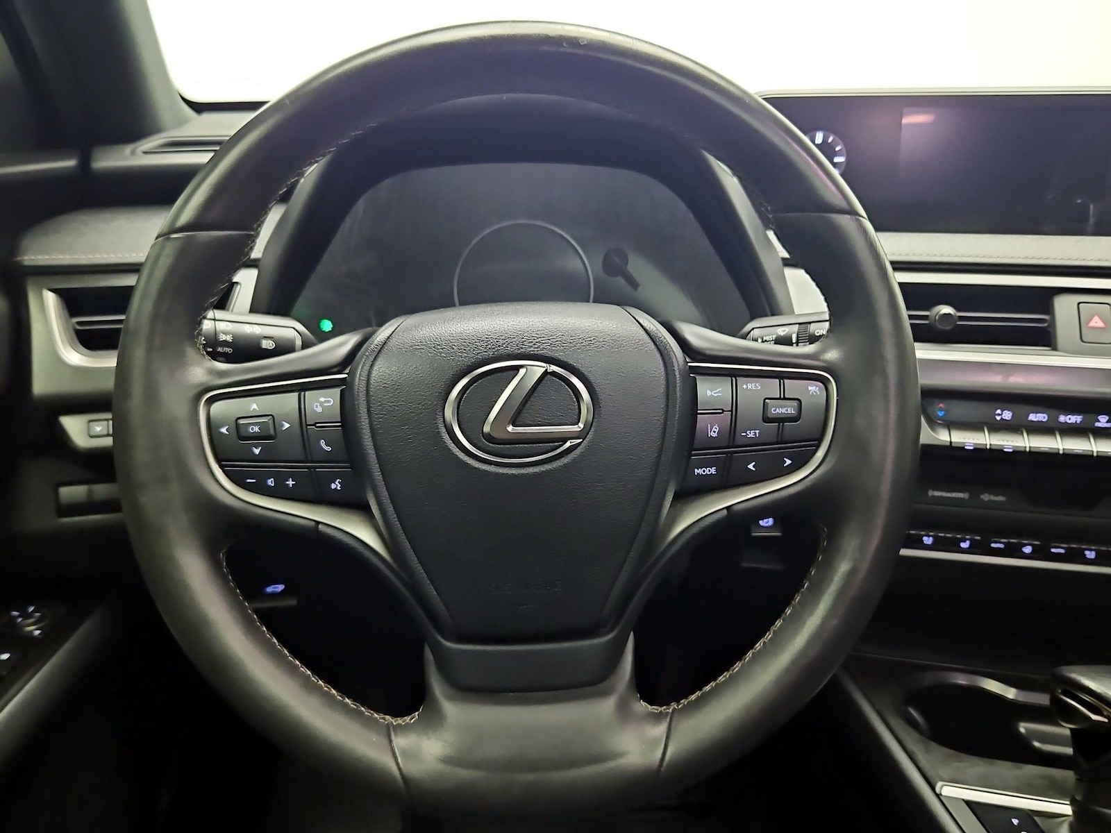 2021 Lexus UX 200 - Photo 11