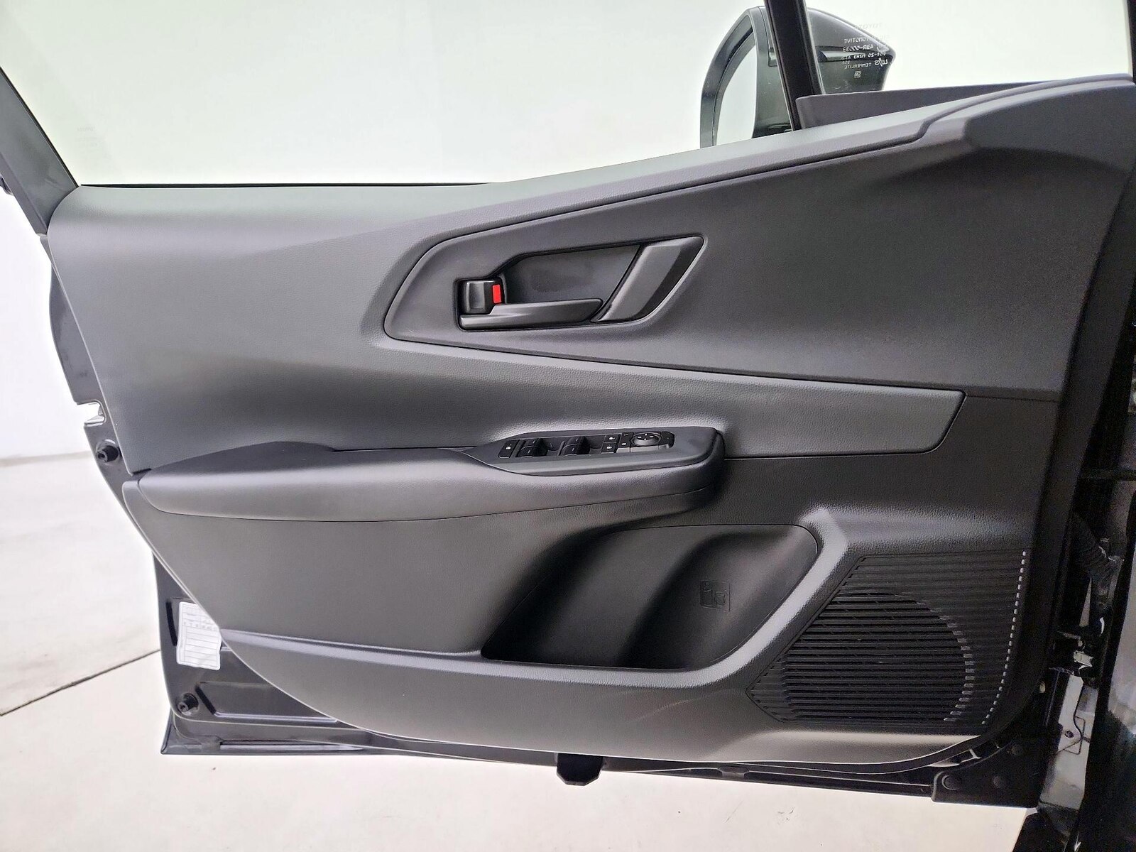 2025 Toyota Prius LE - Photo 13
