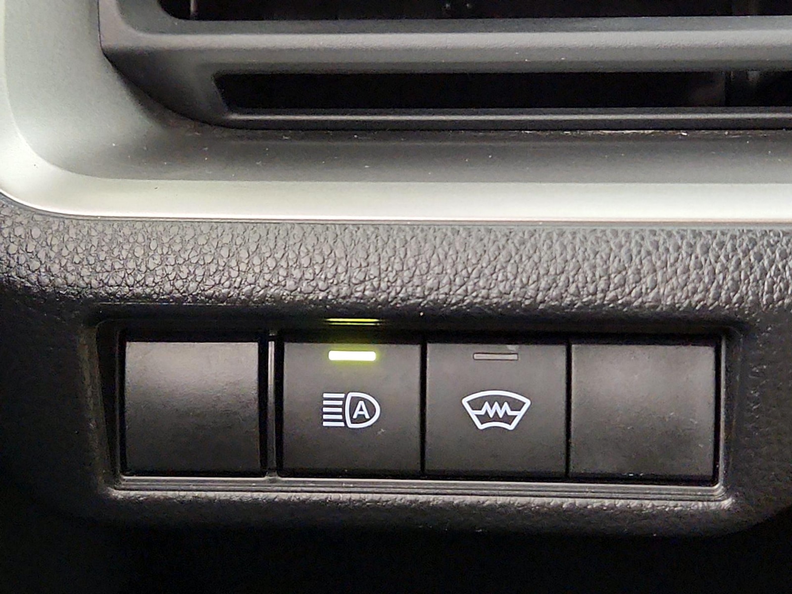 2025 Toyota Prius LE - Photo 14
