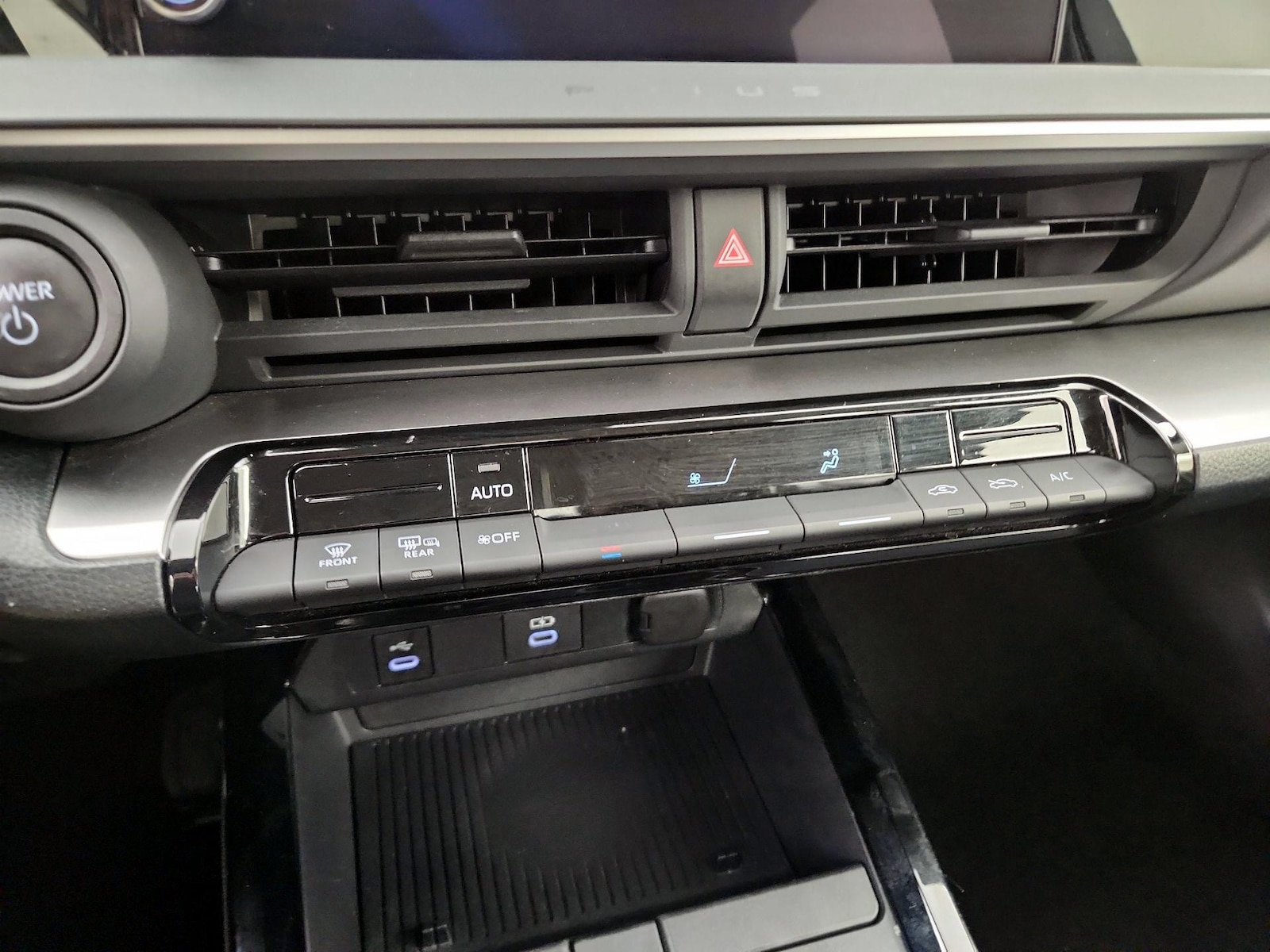 2025 Toyota Prius LE - Photo 17