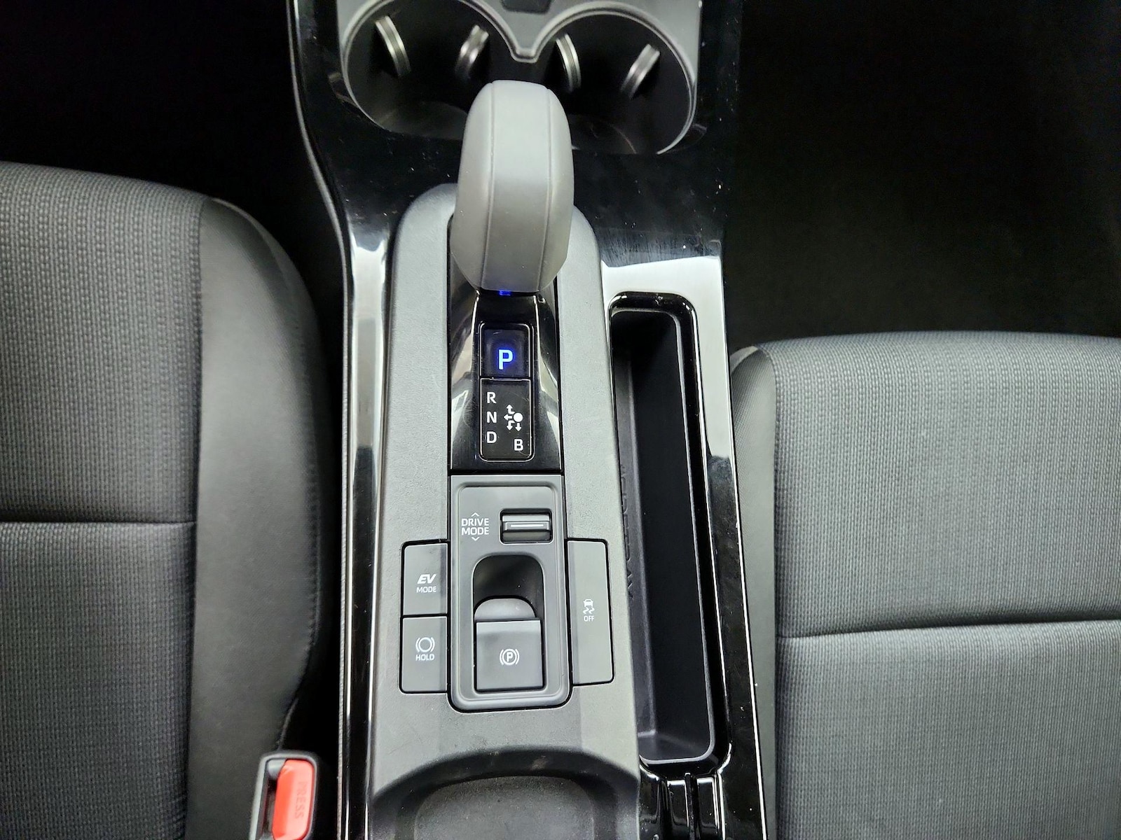 2025 Toyota Prius LE - Photo 18