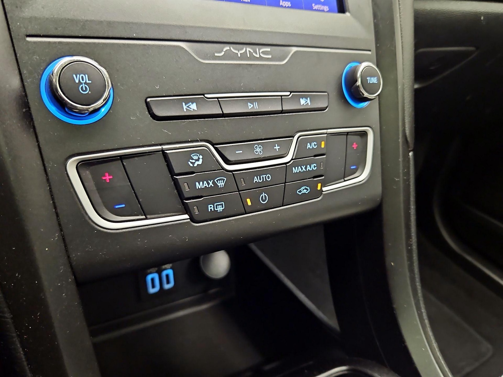 2020 Ford Fusion SE - Photo 18