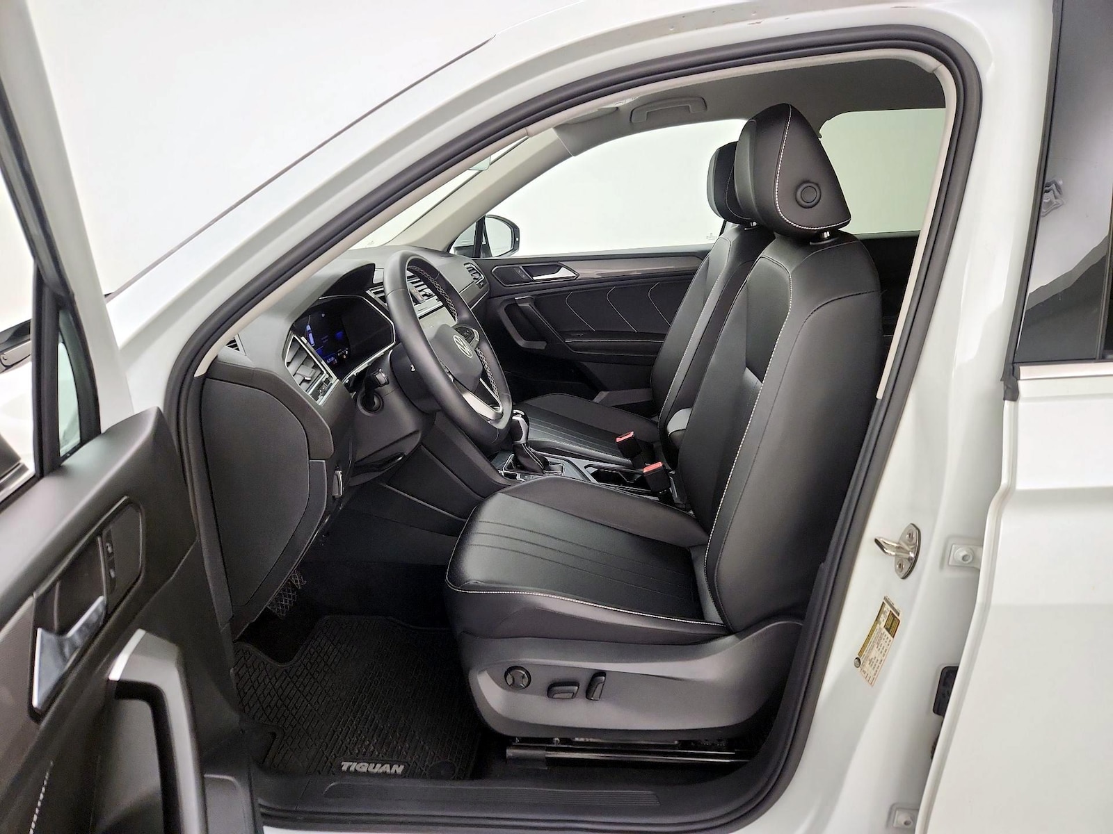2023 Volkswagen Tiguan SE - Photo 12