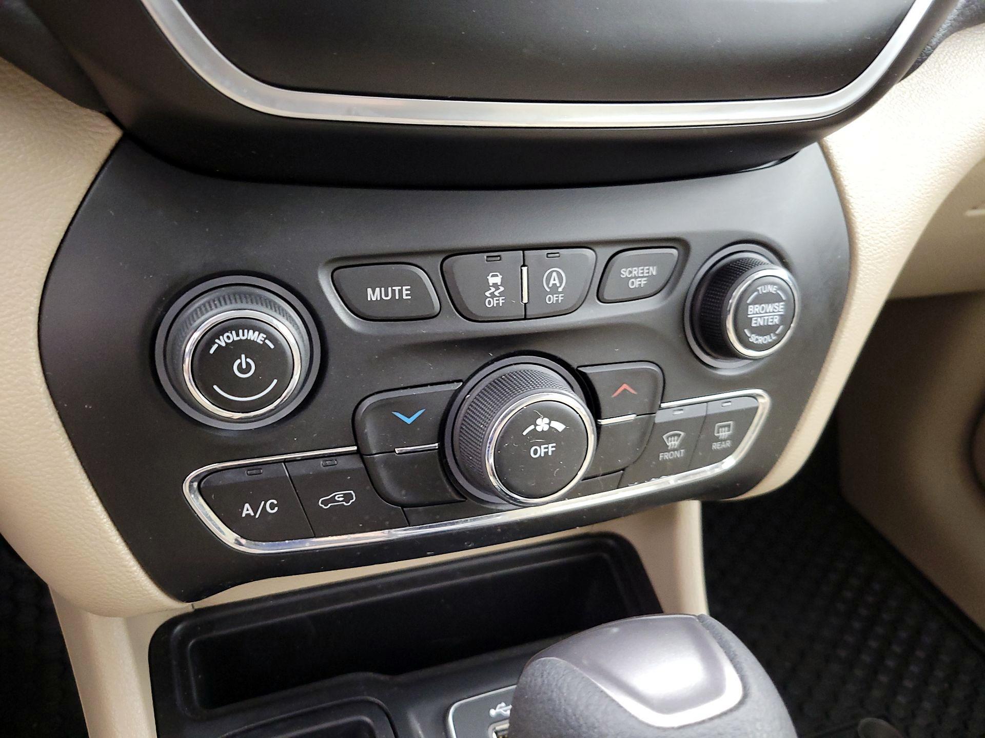 Thumbnail: 2020 Jeep Cherokee - 16