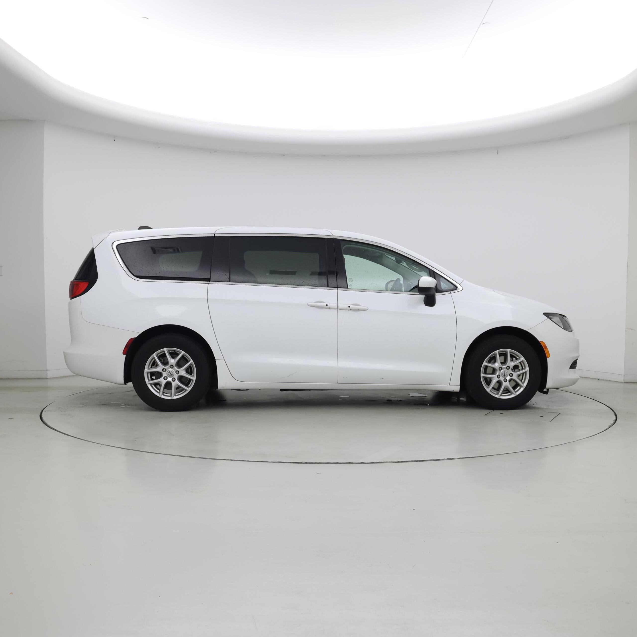 Thumbnail: 2023 Chrysler Voyager - 7