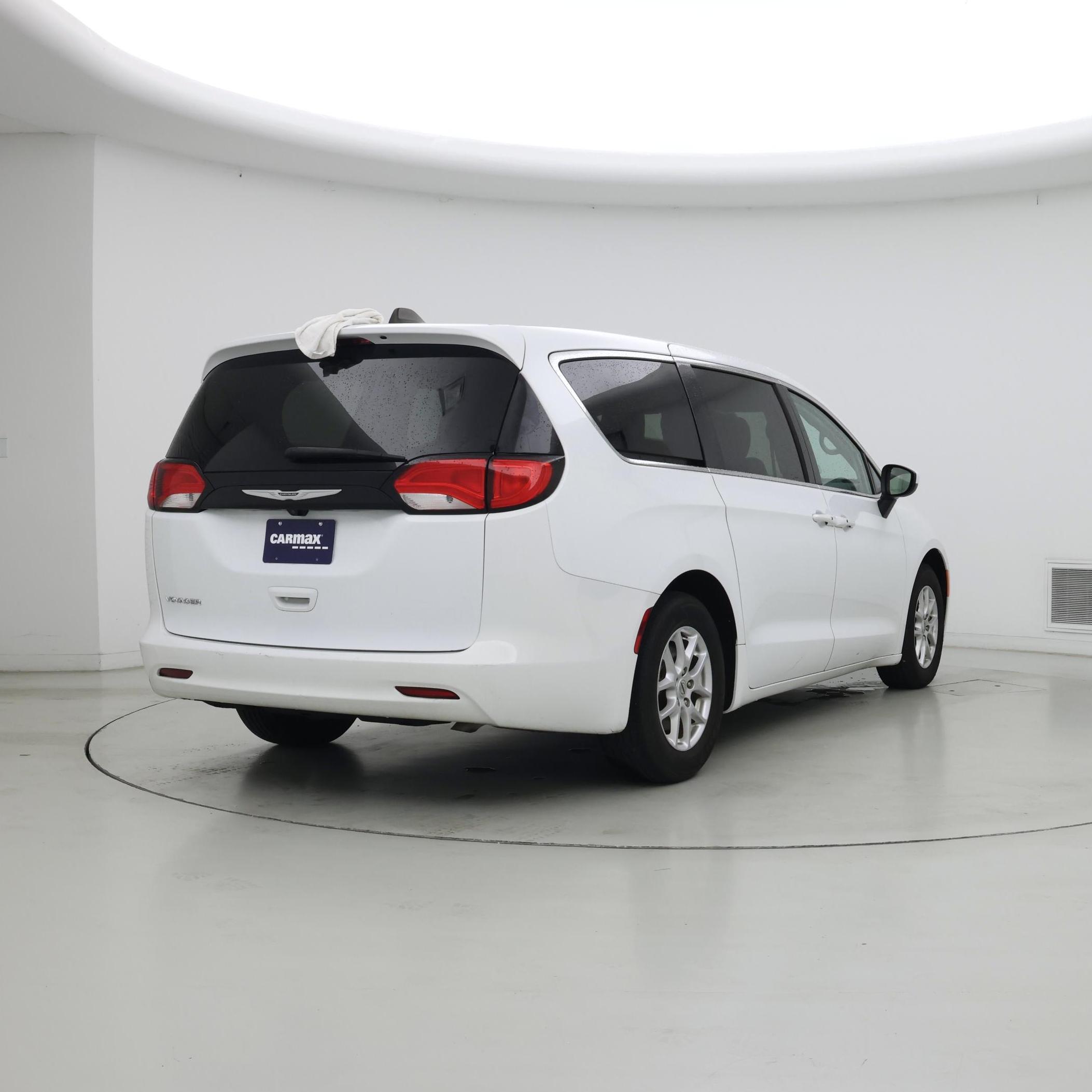 Thumbnail: 2023 Chrysler Voyager - 8