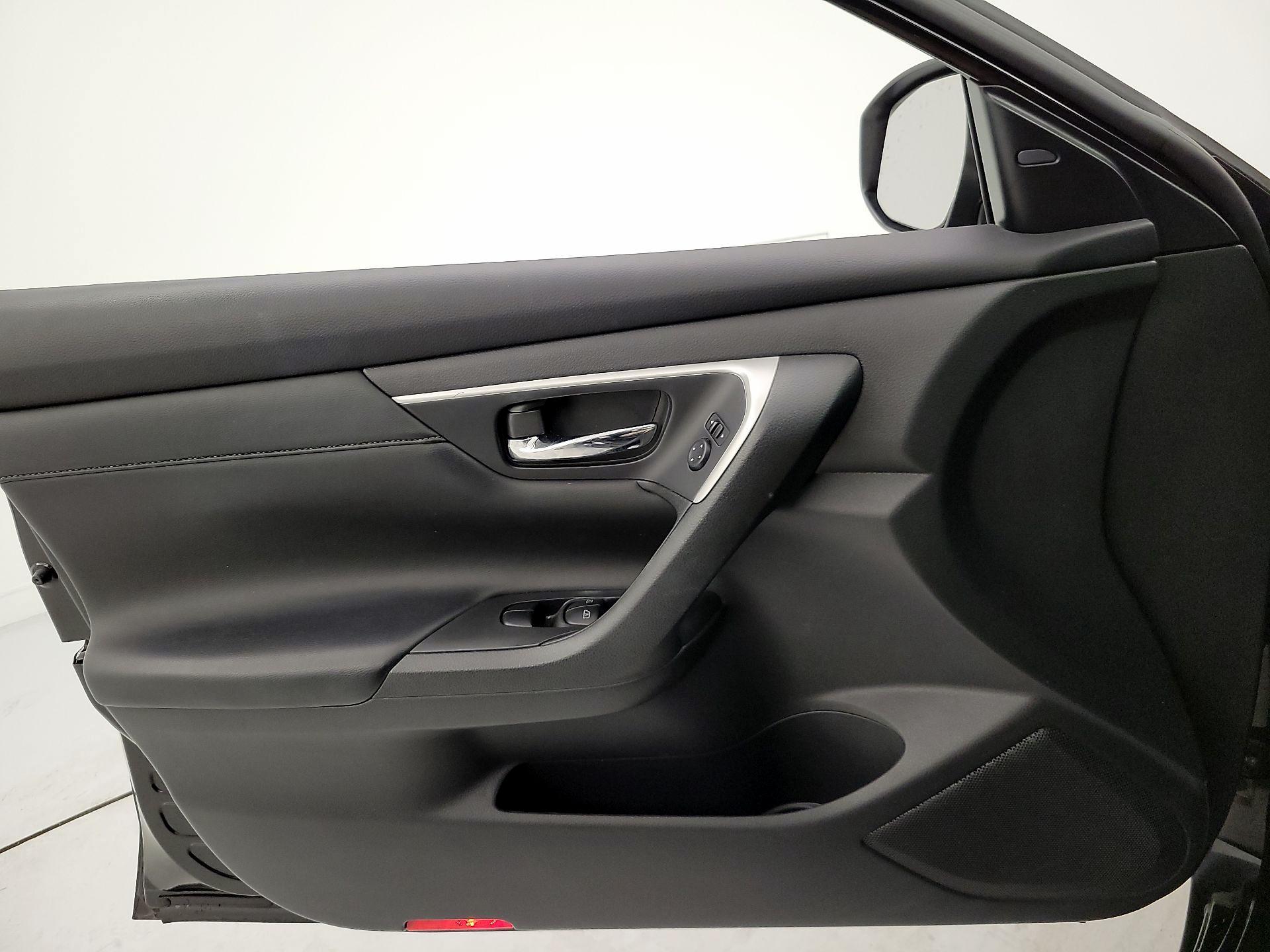 Thumbnail: 2016 Nissan Altima - 12