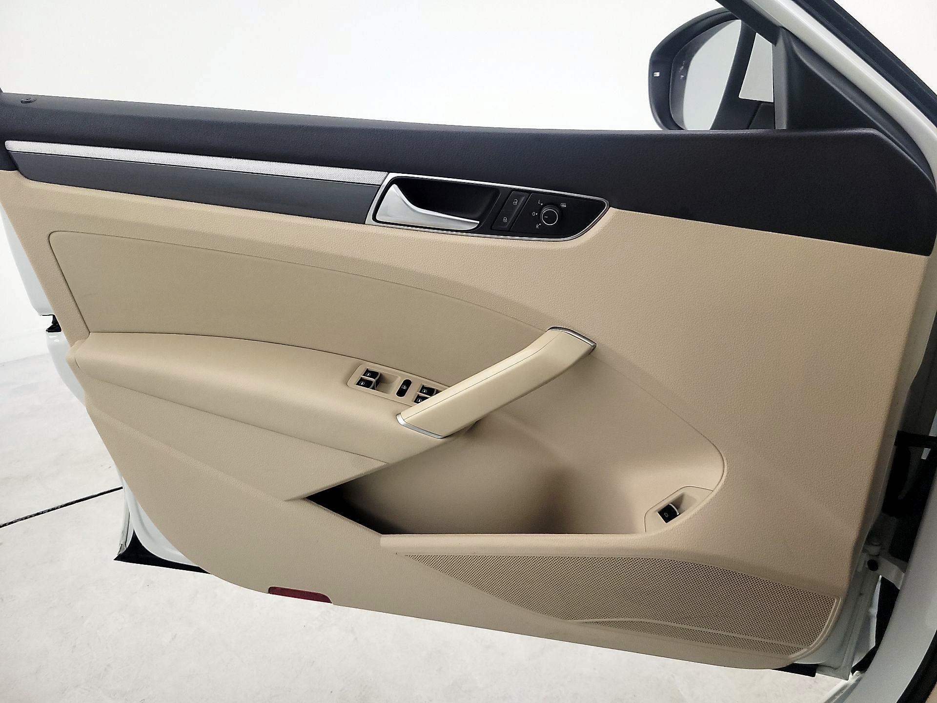 Thumbnail: 2017 Volkswagen Passat - 12