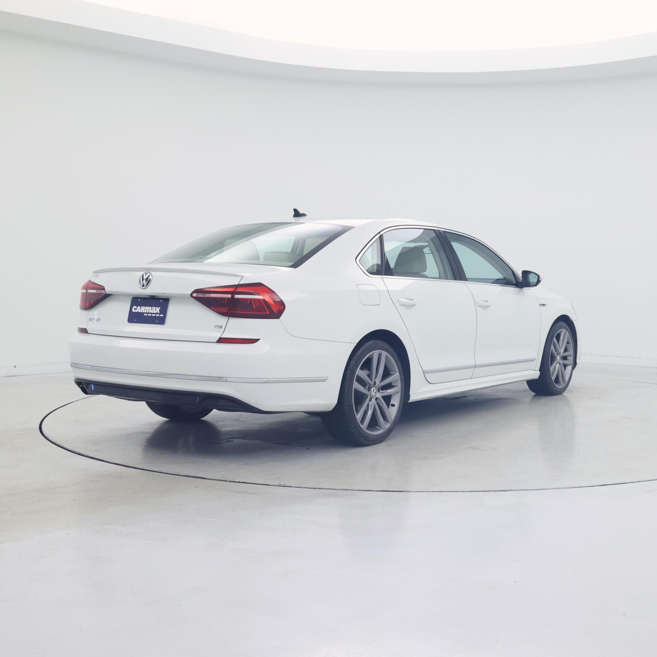 Thumbnail: 2017 Volkswagen Passat - 8