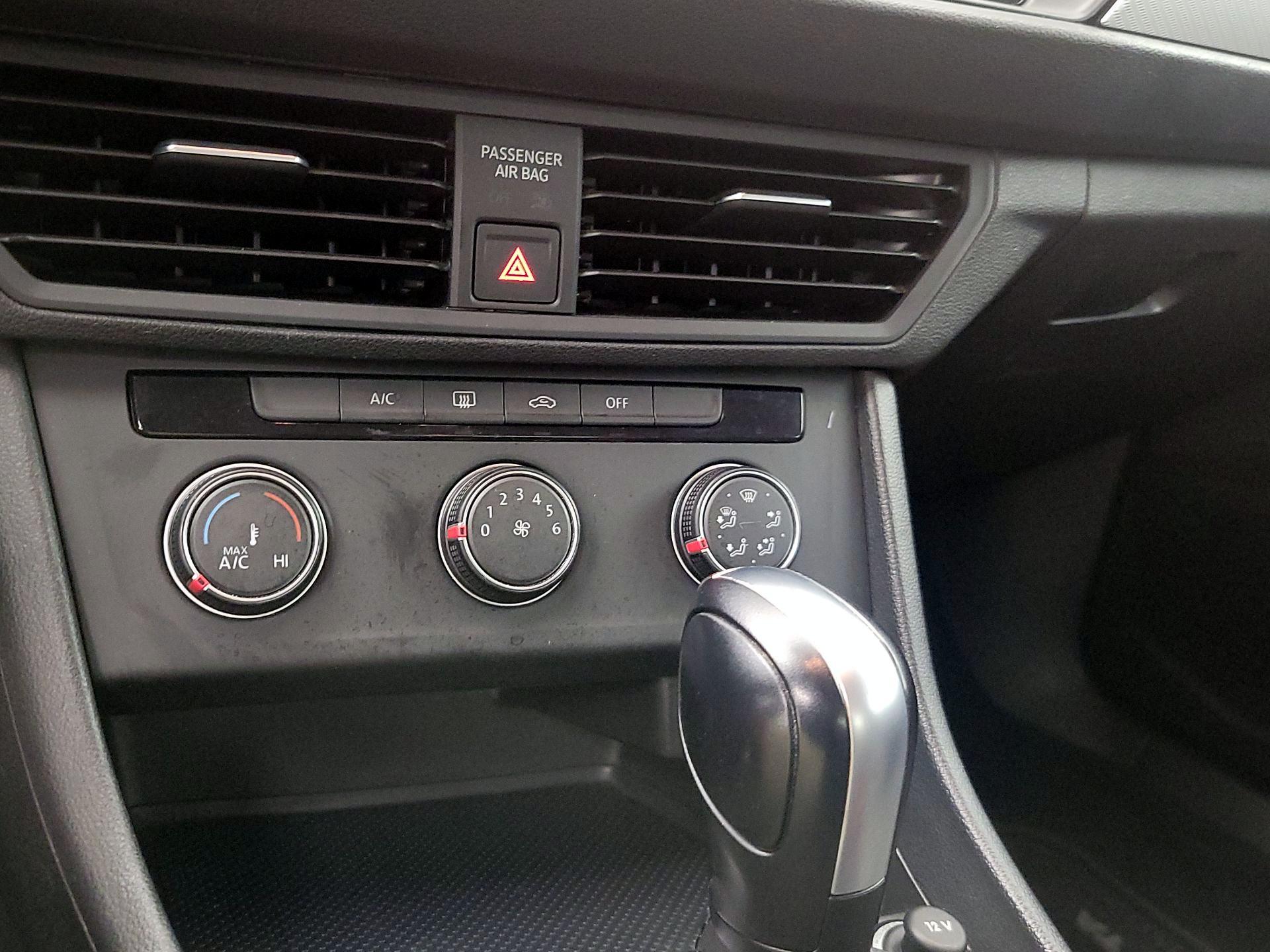 Thumbnail: 2019 Volkswagen Jetta - 16