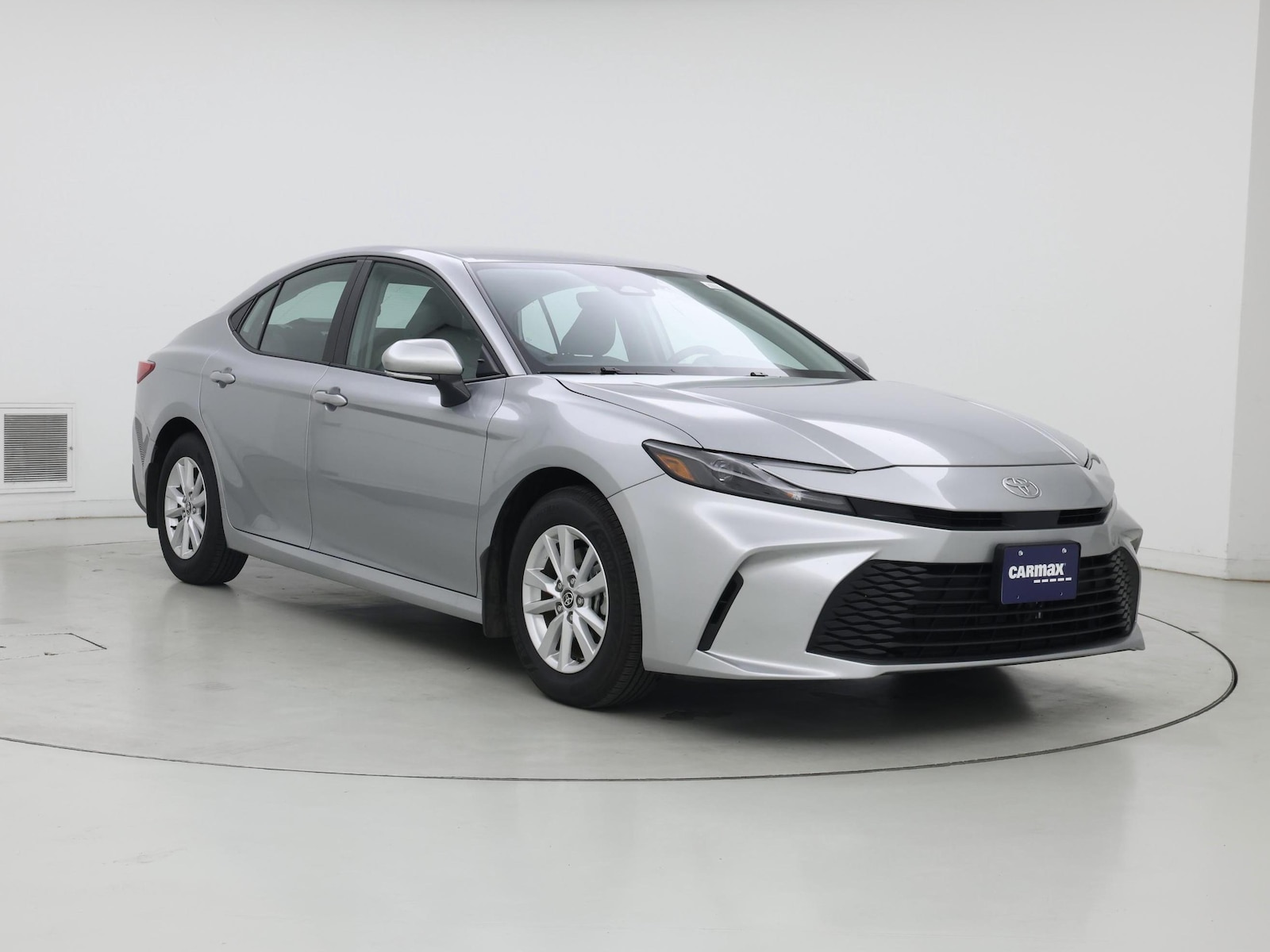 2025 Toyota Camry LE - Photo 2