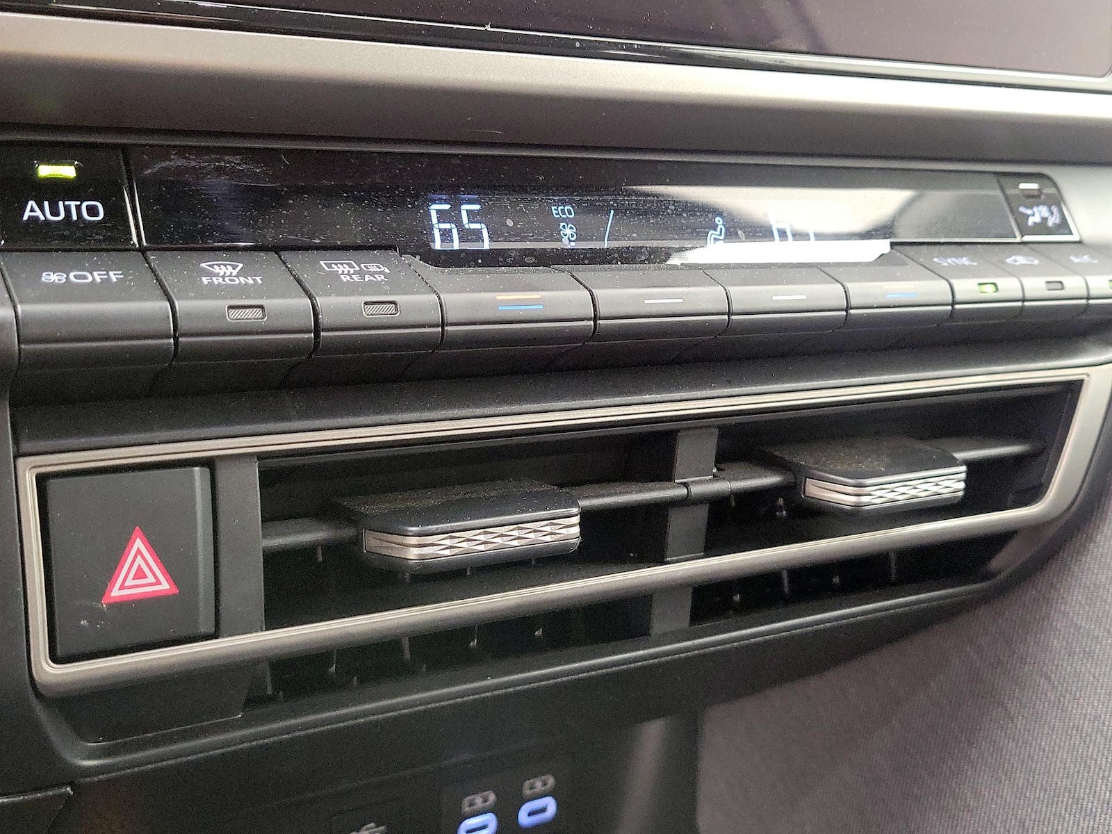2025 Toyota Camry LE - Photo 17