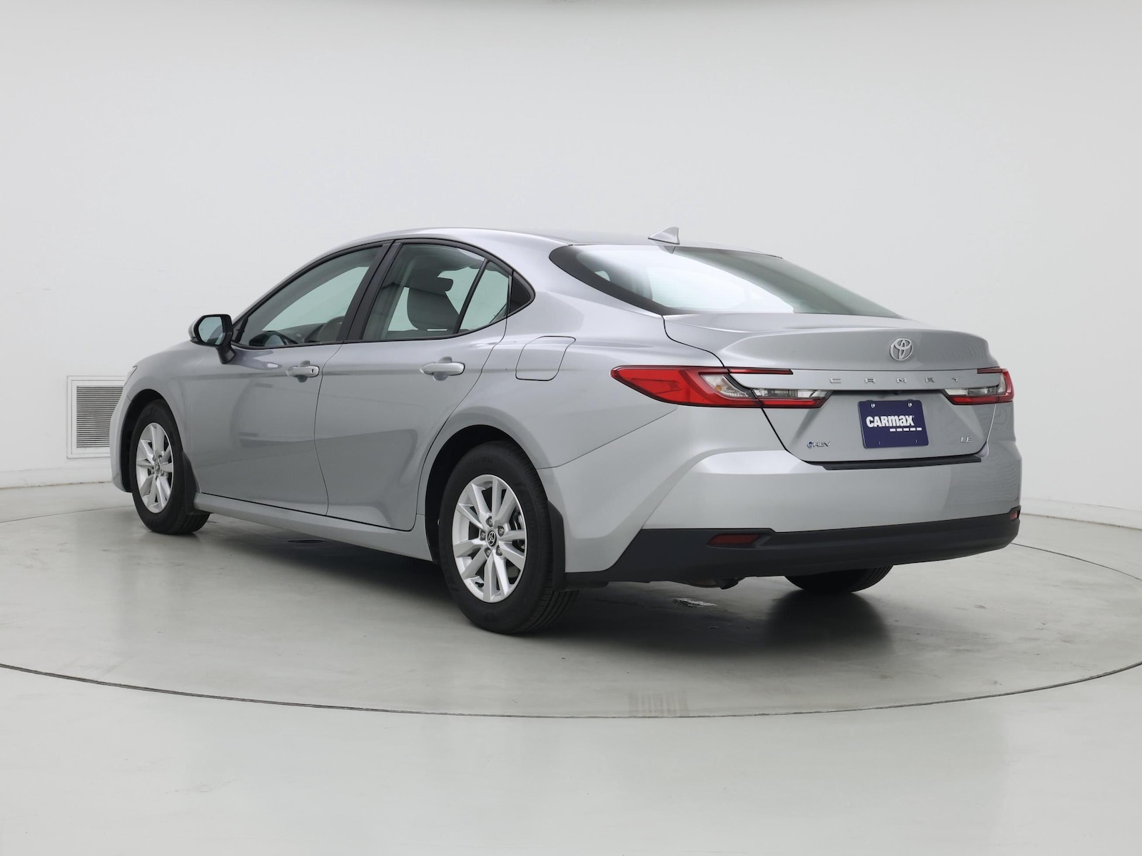 2025 Toyota Camry LE - Photo 3