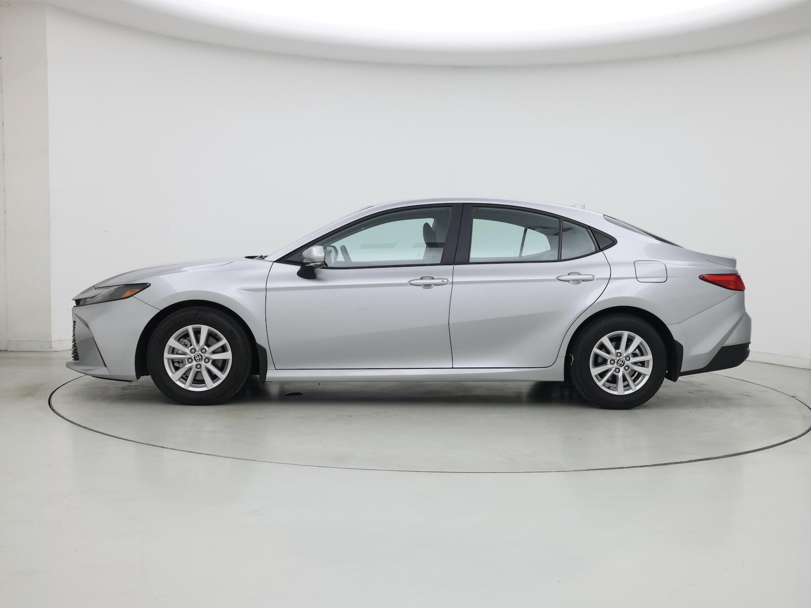2025 Toyota Camry LE - Photo 4