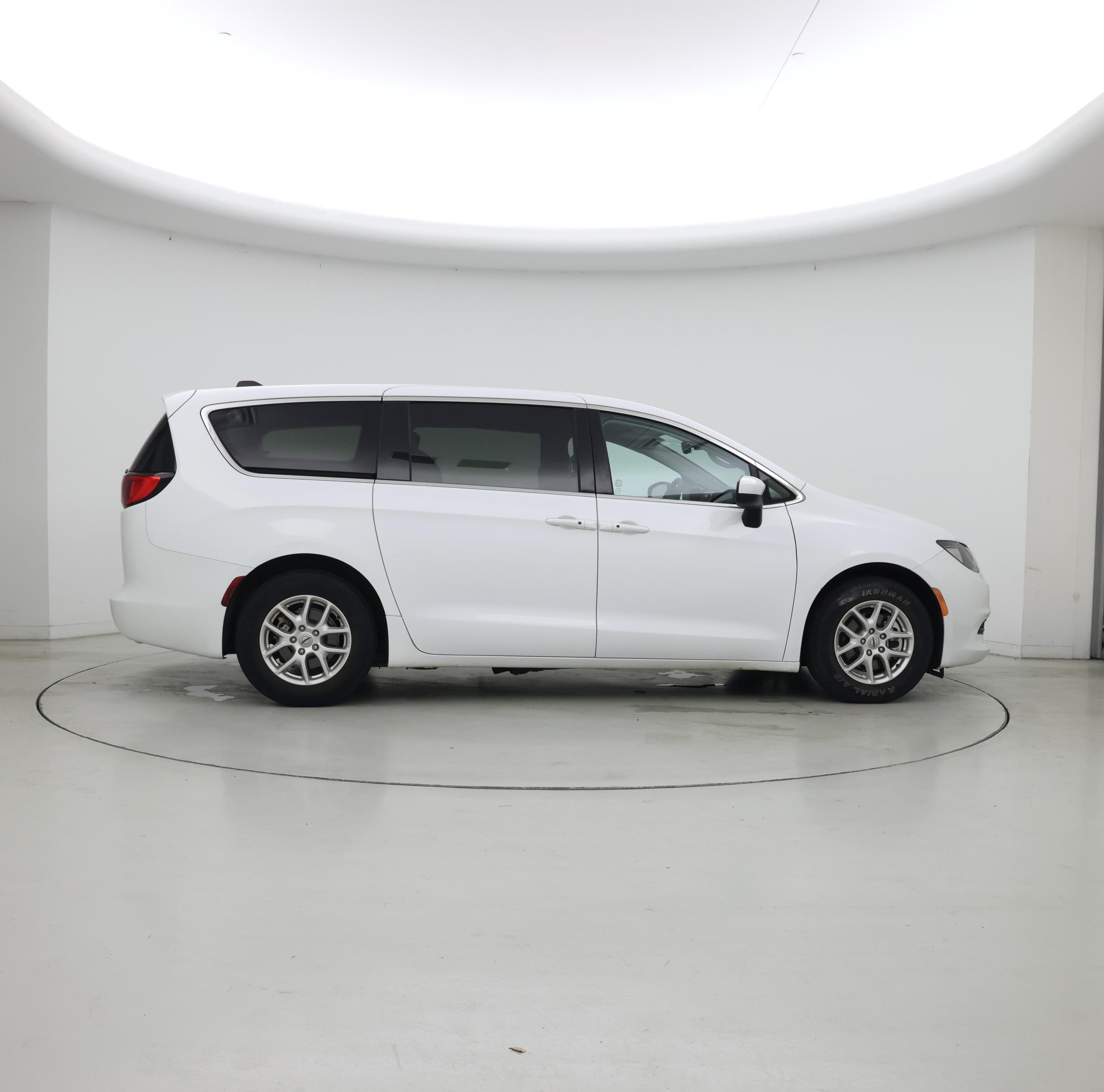 Thumbnail: 2023 Chrysler Voyager - 7