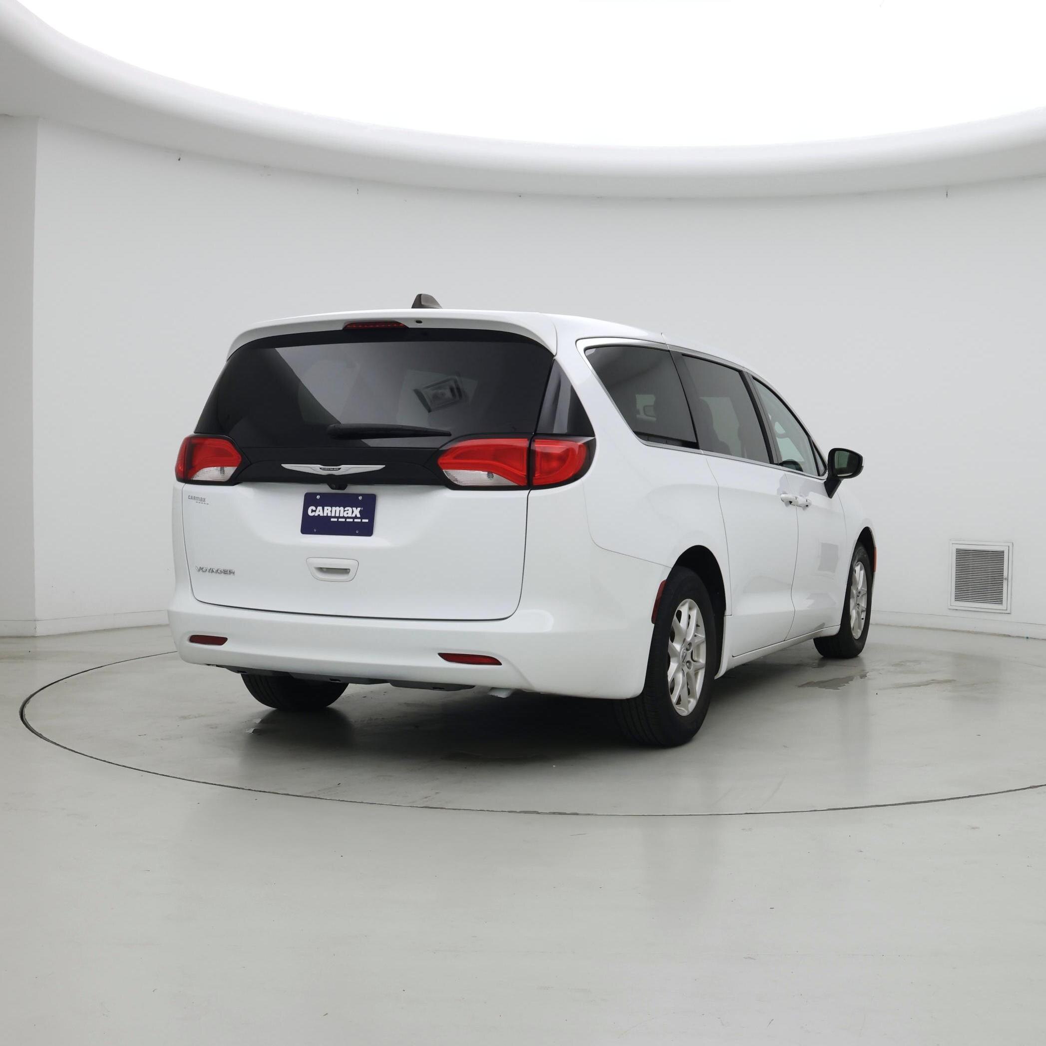 Thumbnail: 2023 Chrysler Voyager - 8