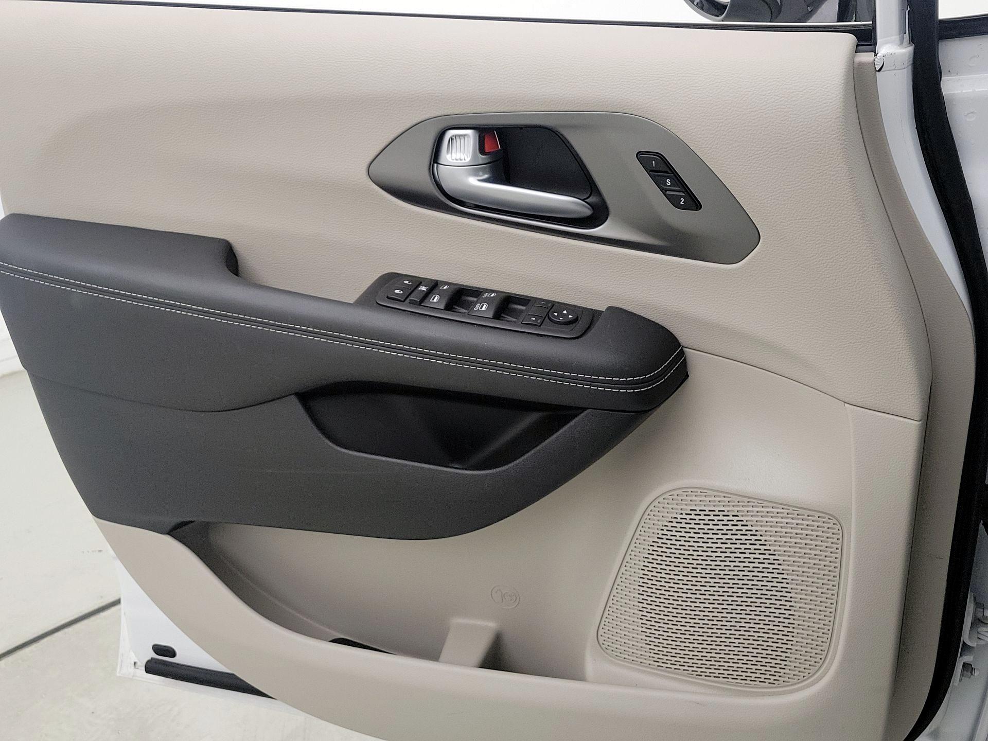 Thumbnail: 2024 Chrysler Pacifica - 12