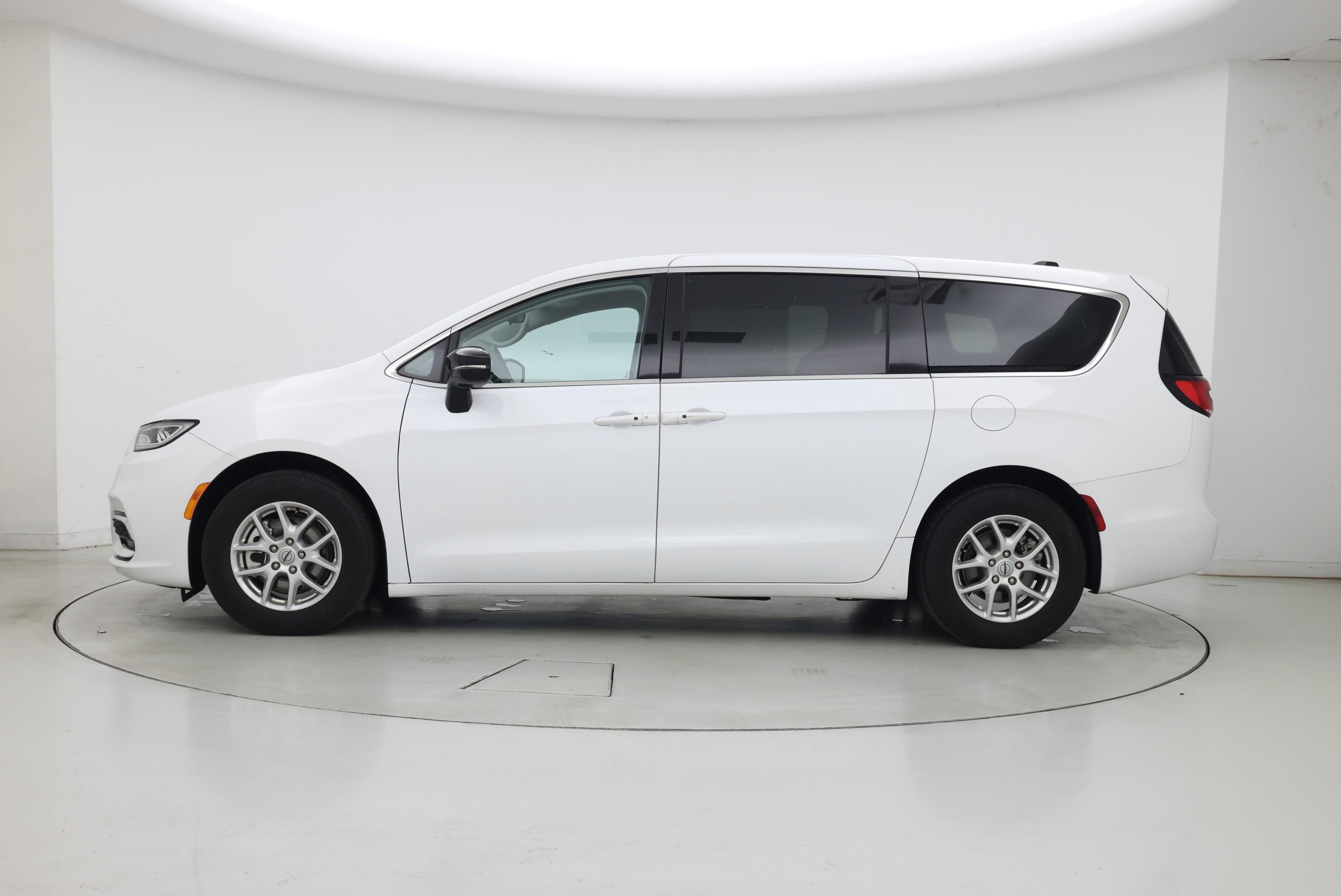 Thumbnail: 2024 Chrysler Pacifica - 3