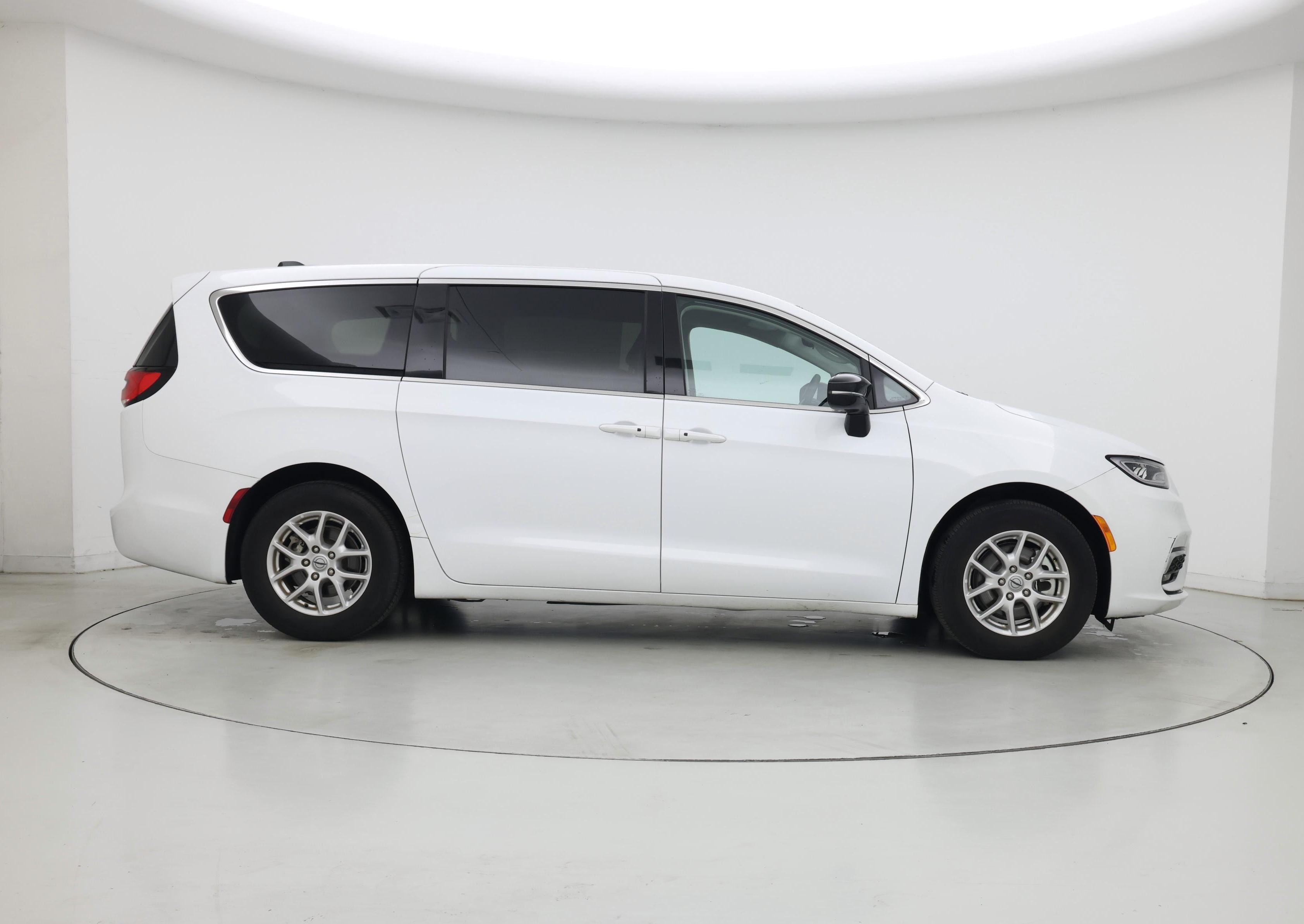 Thumbnail: 2024 Chrysler Pacifica - 7