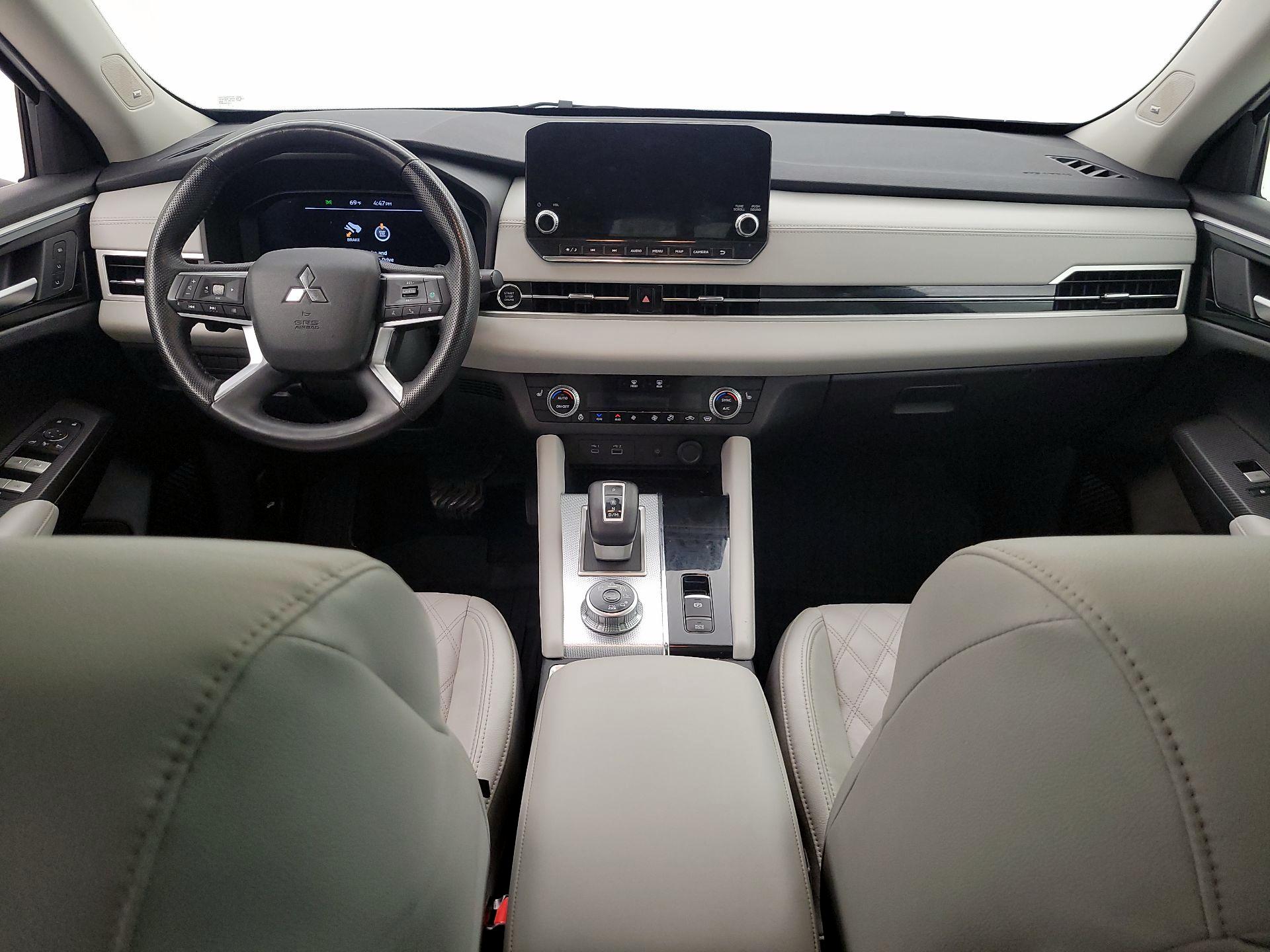 Thumbnail: 2023 Mitsubishi Outlander - 9