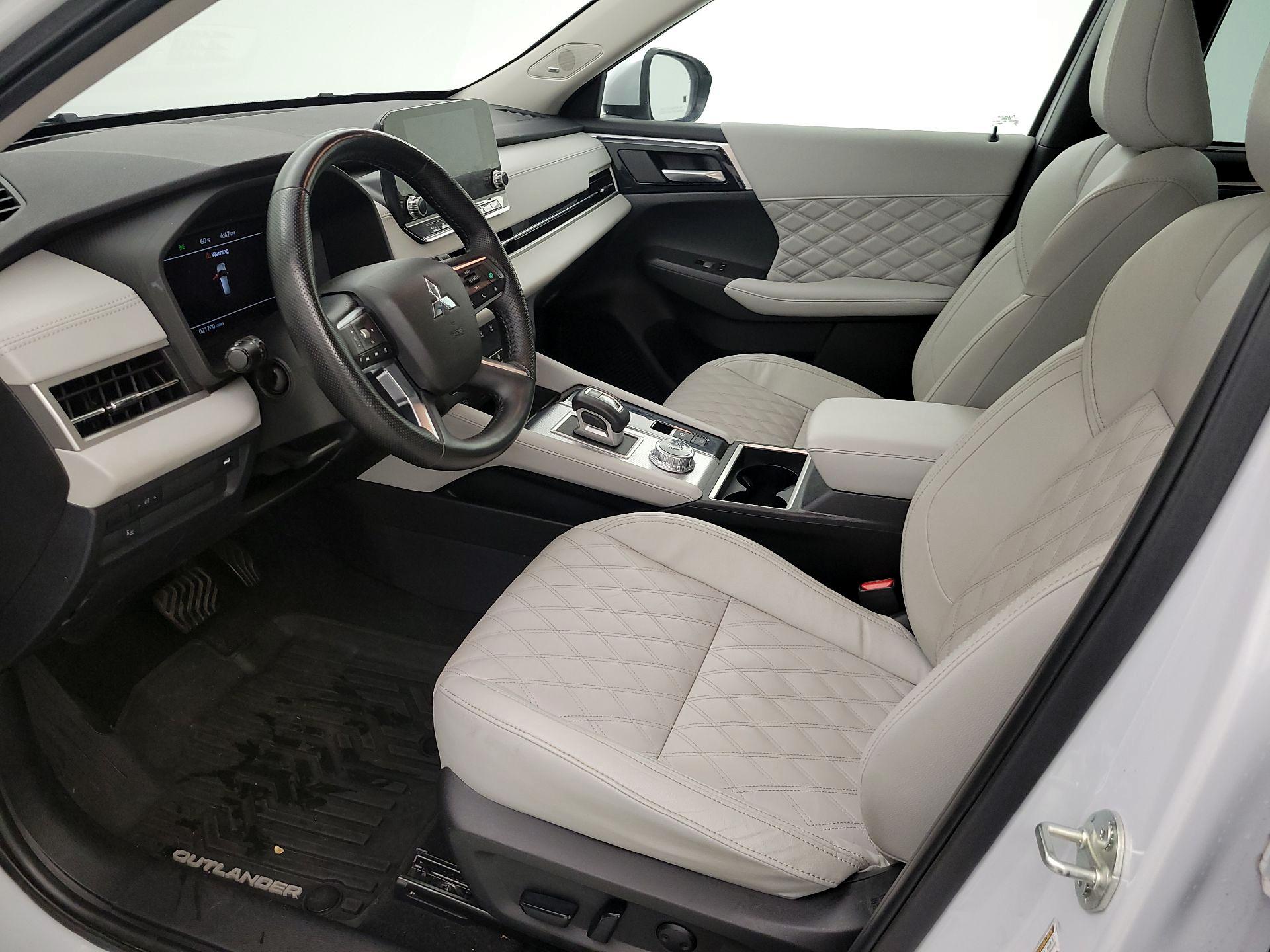 Thumbnail: 2023 Mitsubishi Outlander - 11