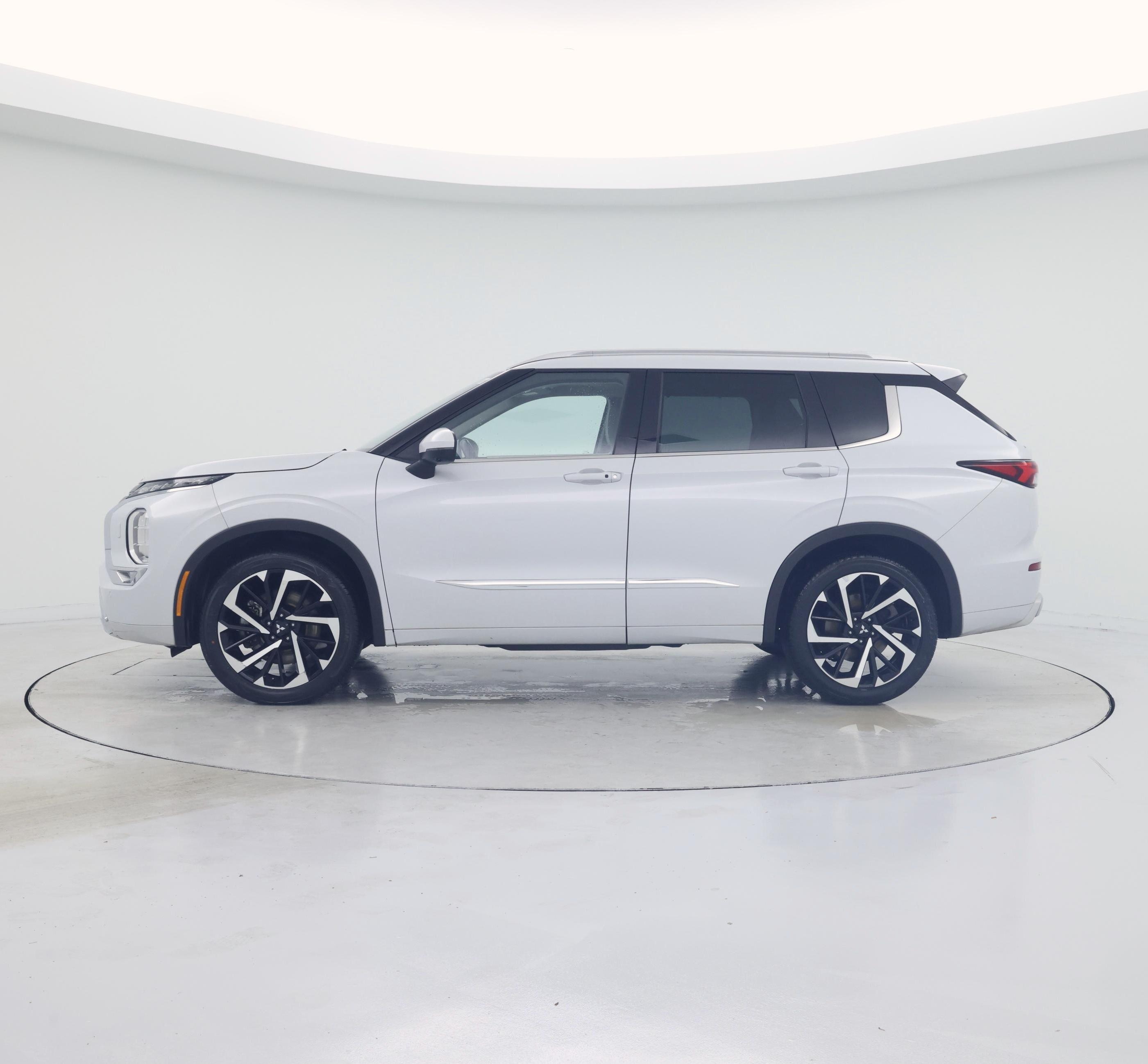 Thumbnail: 2023 Mitsubishi Outlander - 3