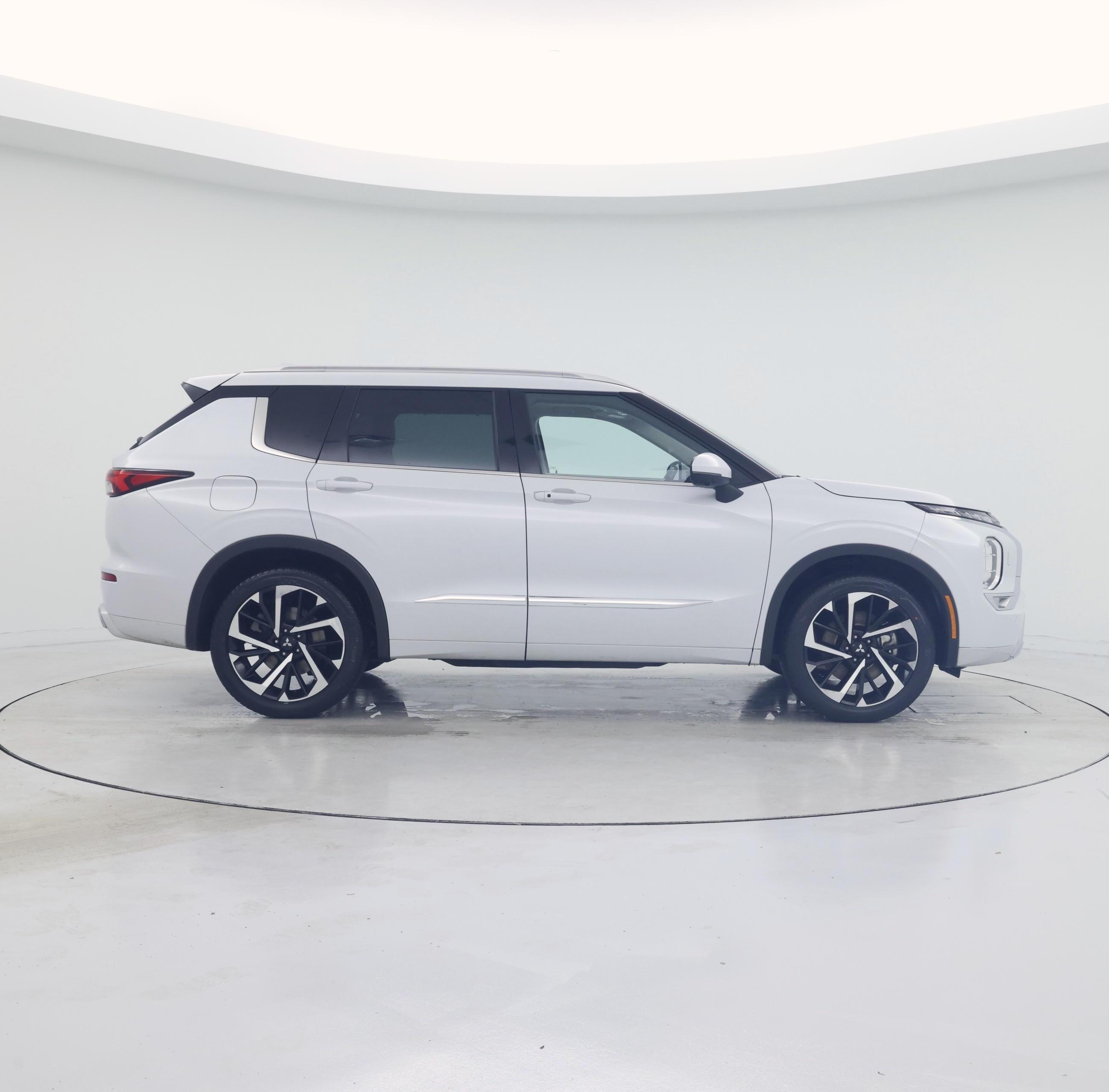 Thumbnail: 2023 Mitsubishi Outlander - 7