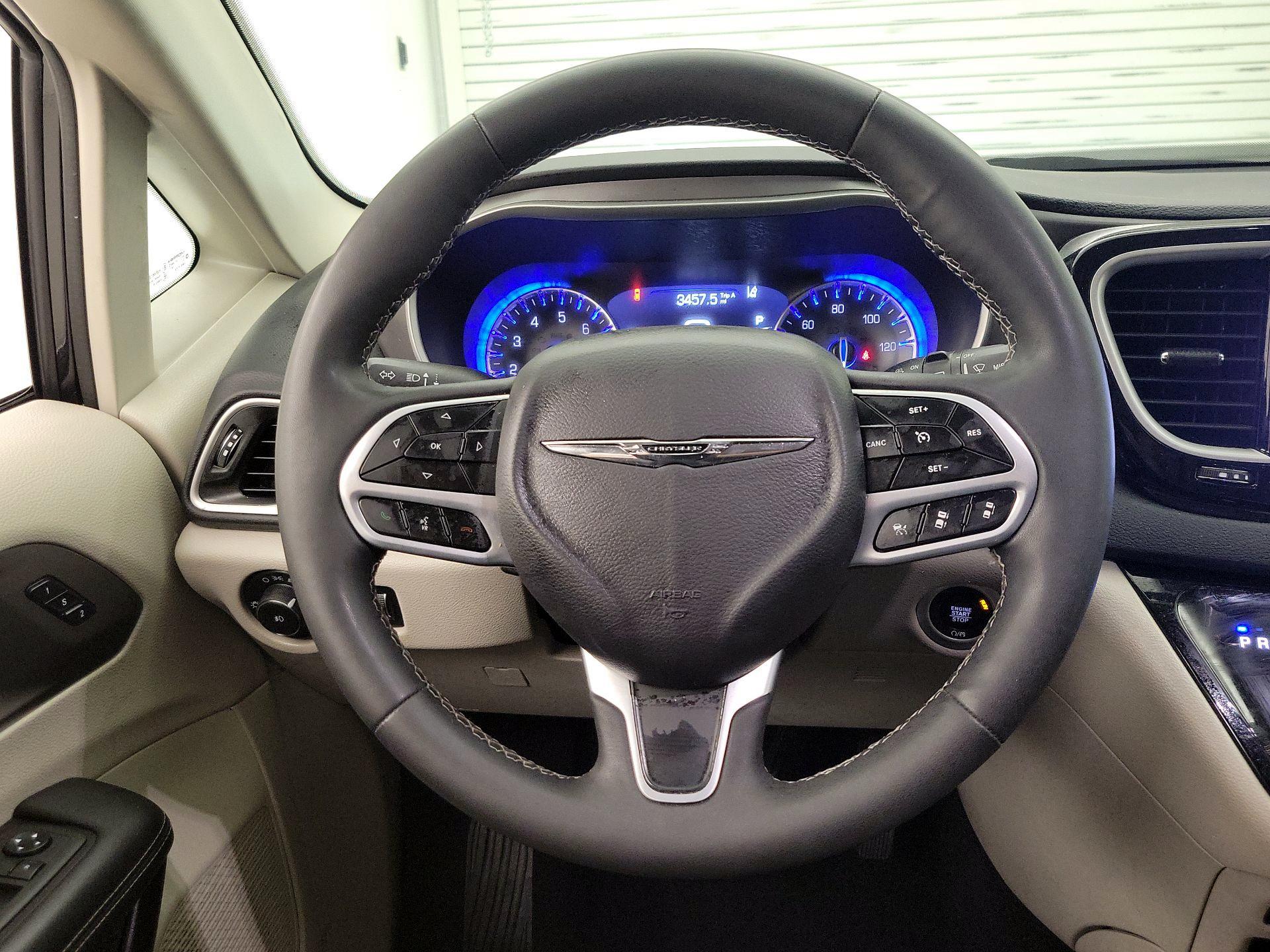 Thumbnail: 2023 Chrysler Pacifica - 10