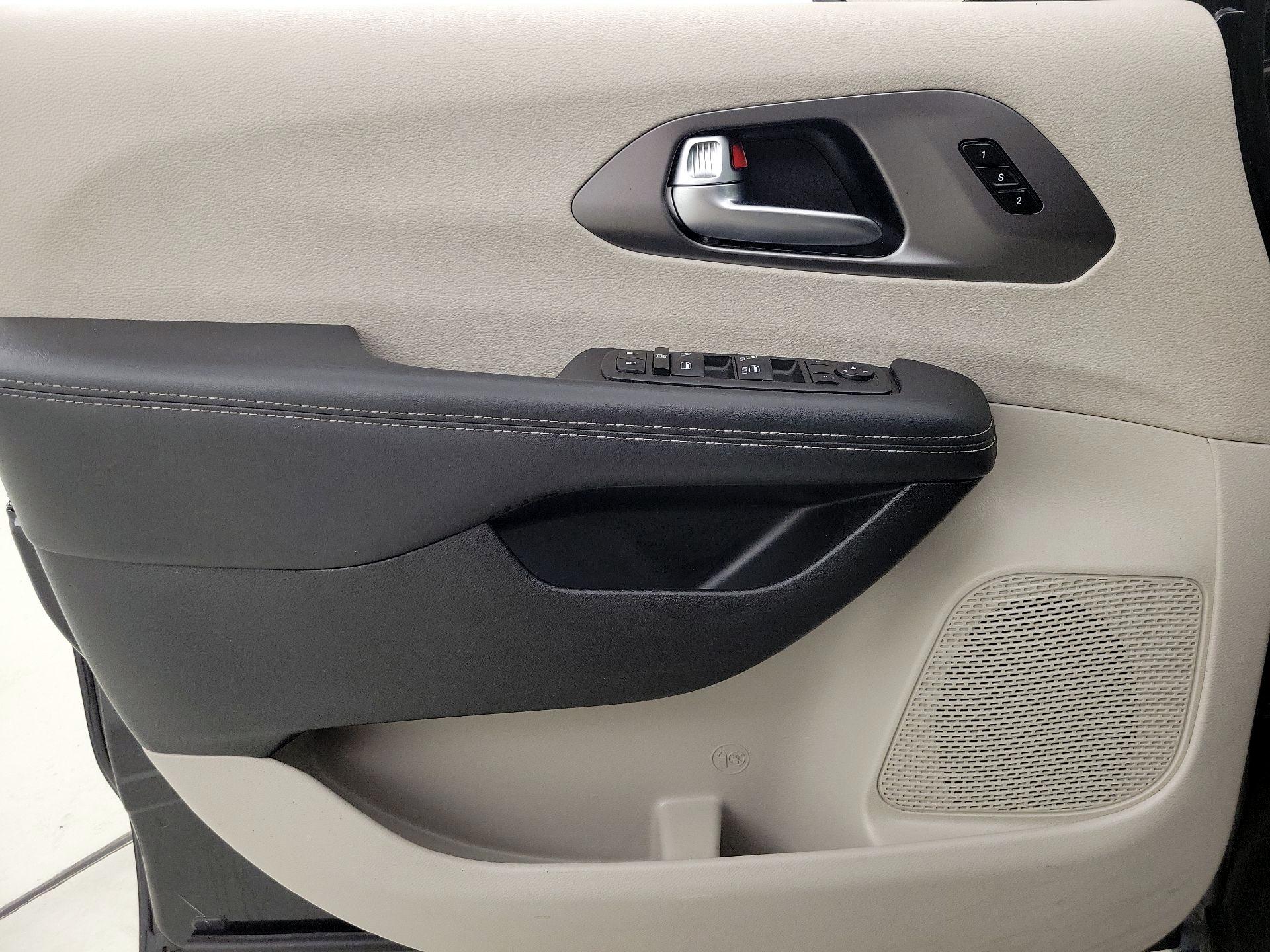 Thumbnail: 2023 Chrysler Pacifica - 12