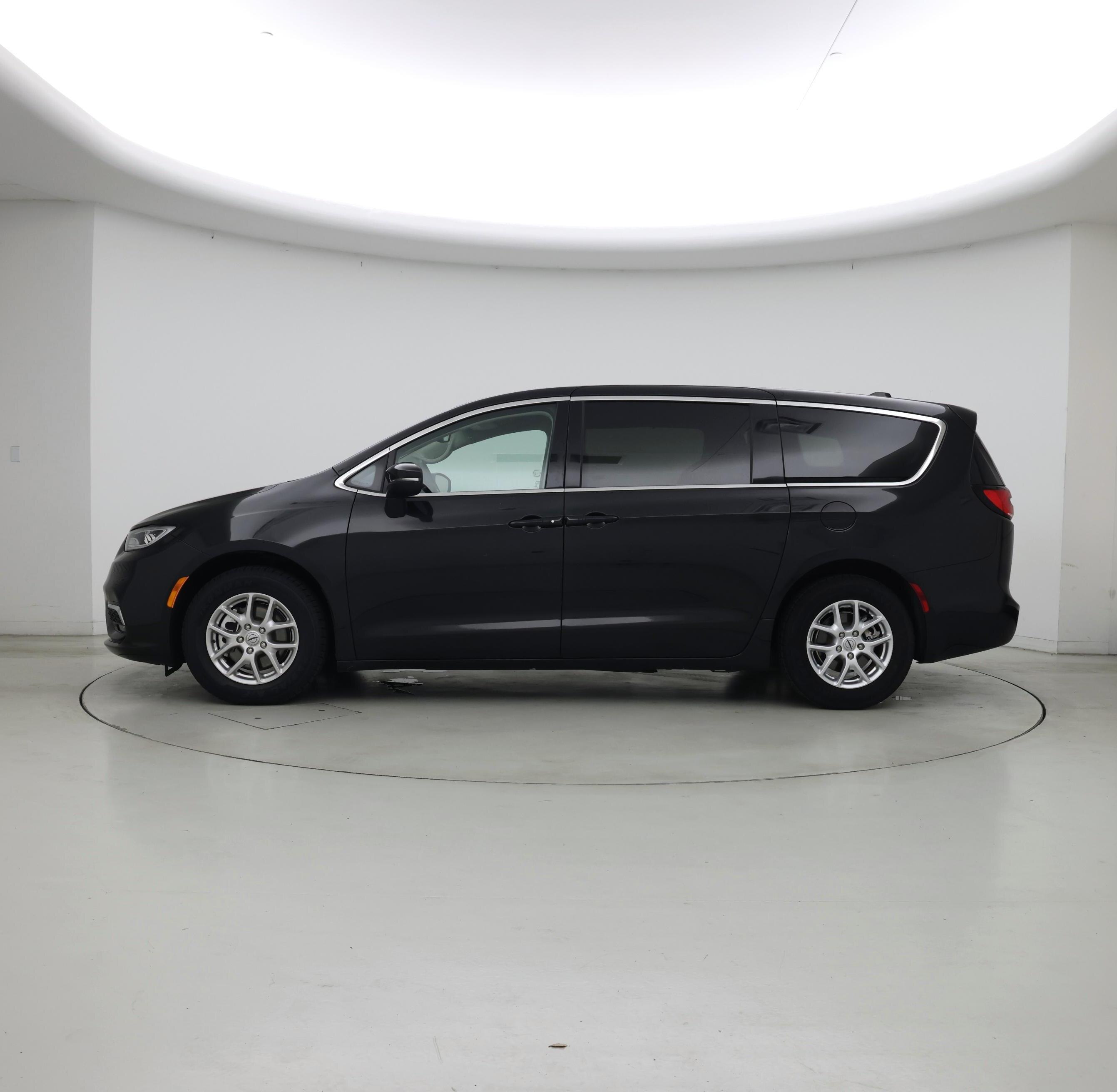 Thumbnail: 2023 Chrysler Pacifica - 3